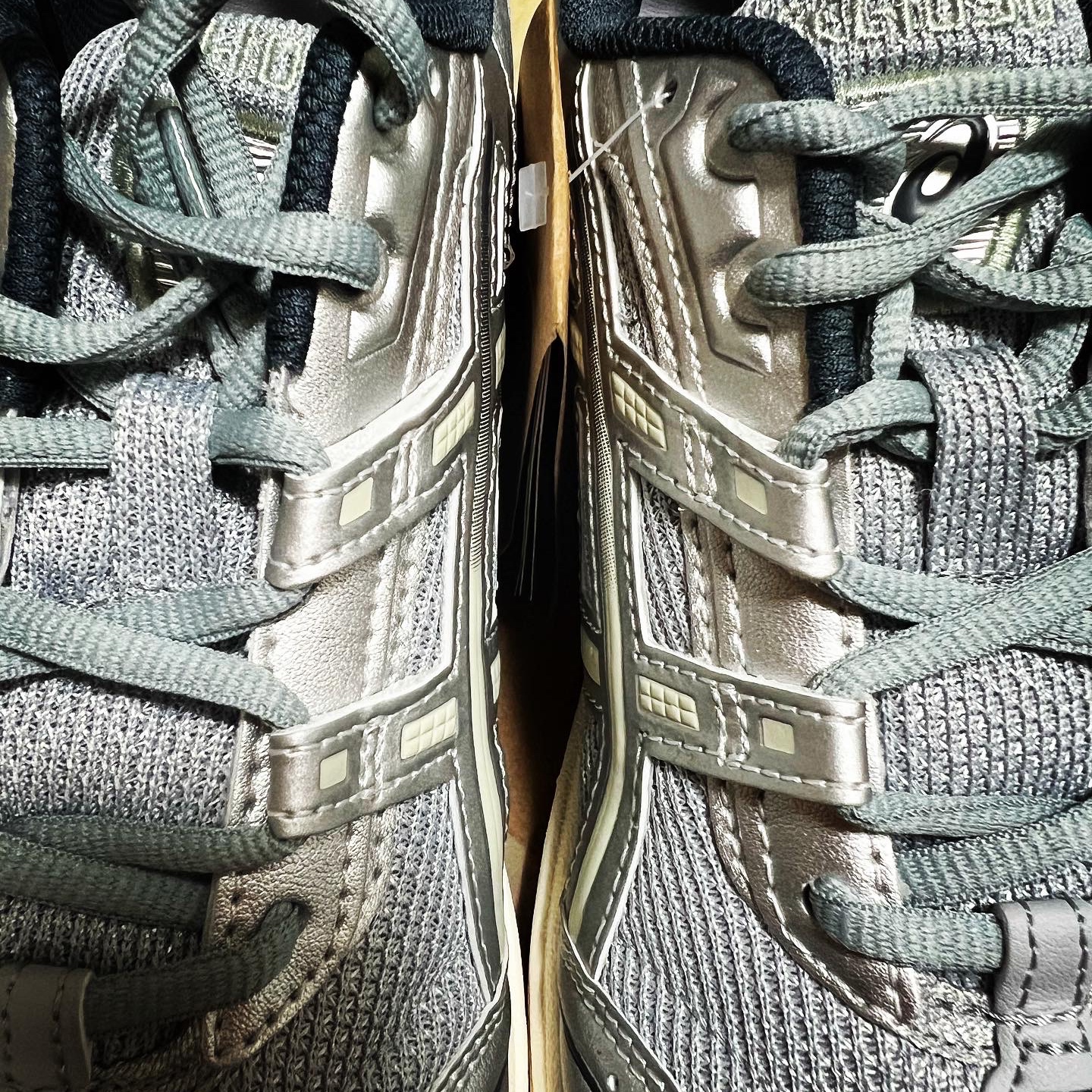Asics Gel-1090 Piedmont Grey 착용 스타일 - 1
