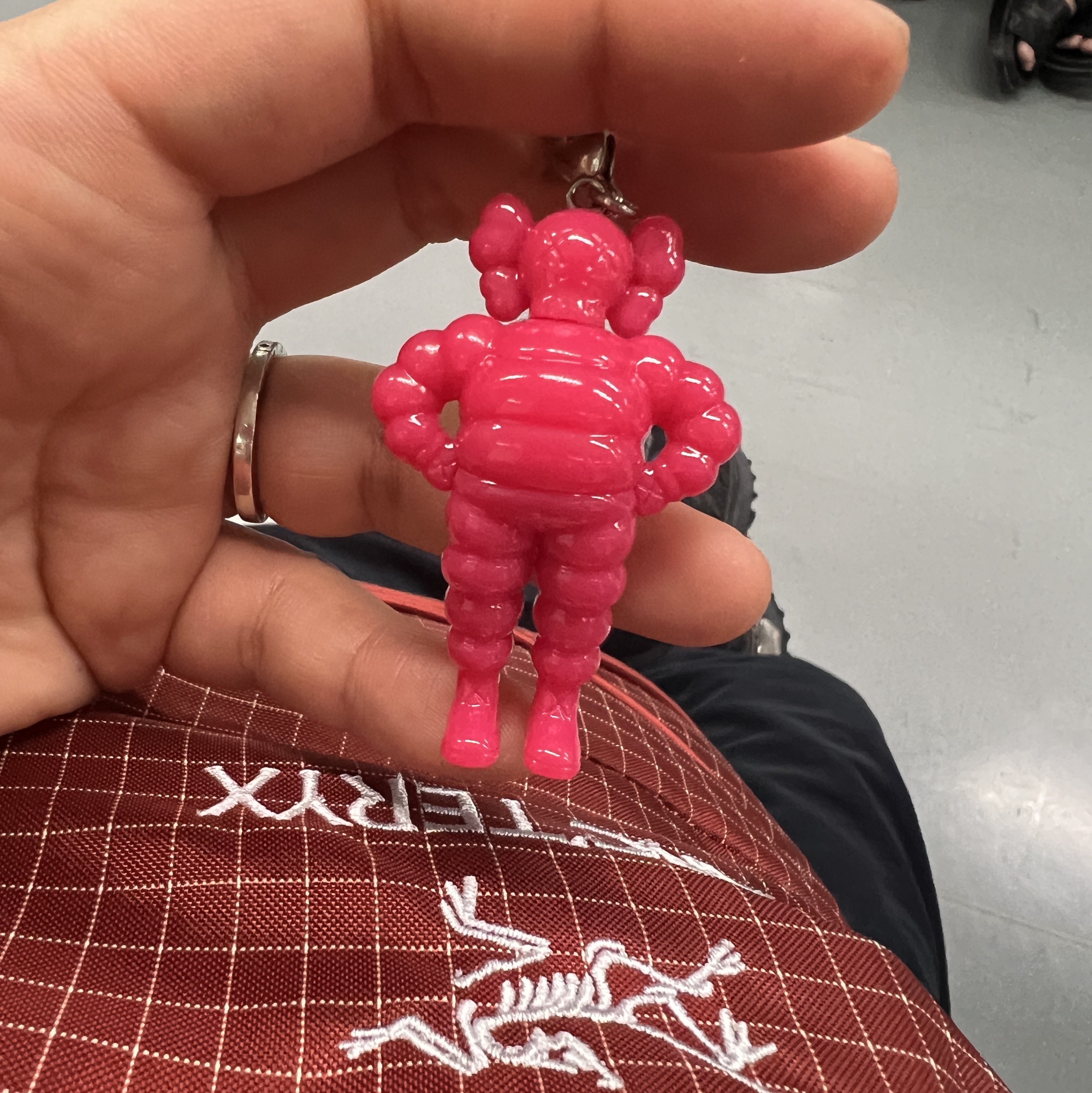 Kaws Tokyo First Chum Keychain Pink 착용 스타일
