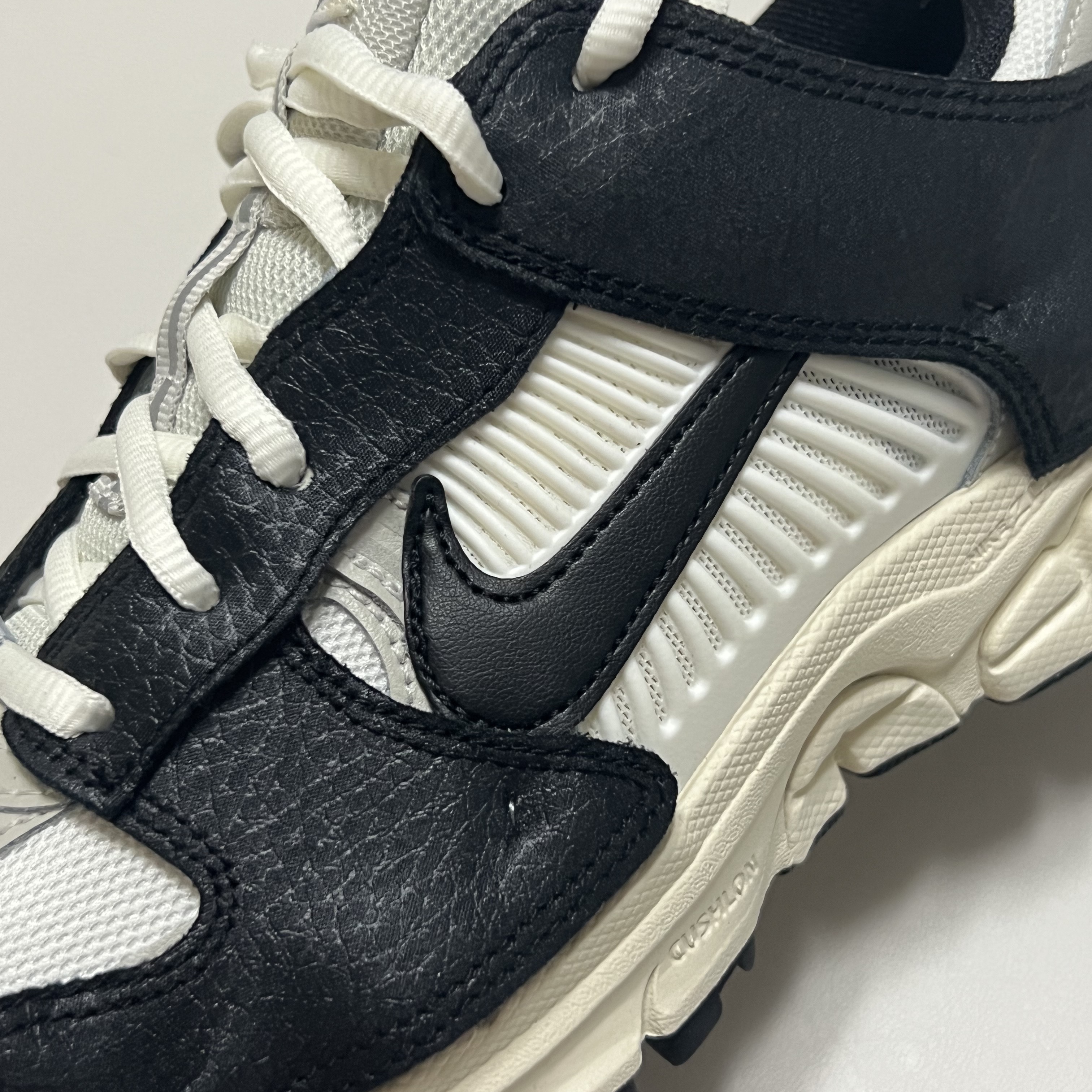 (W) Nike Zoom Vomero 5 Wolf Grey and Black 착용 스타일