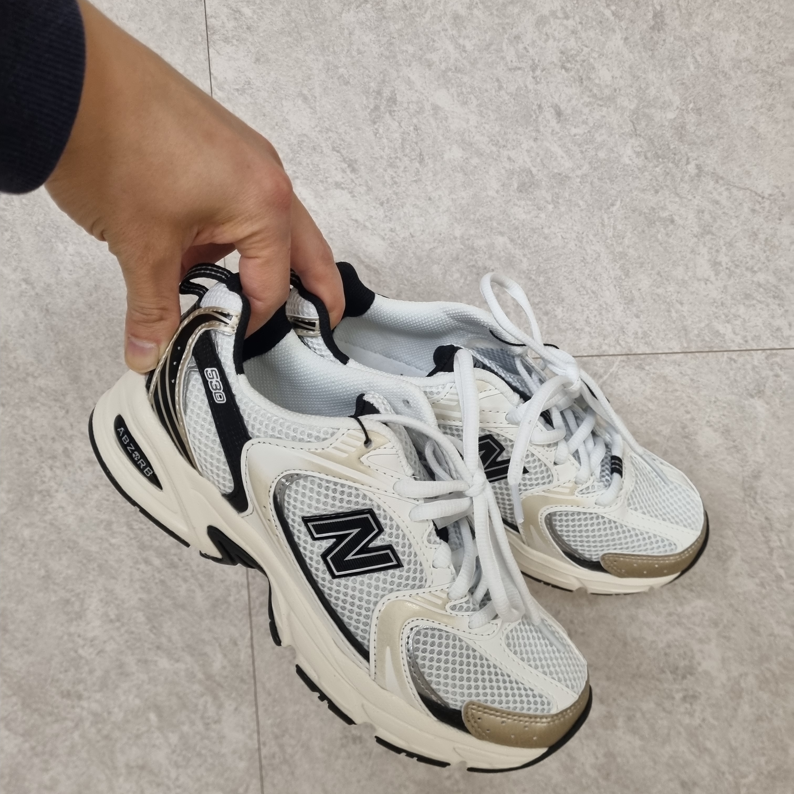 New Balance 530 White Gold 착용 스타일