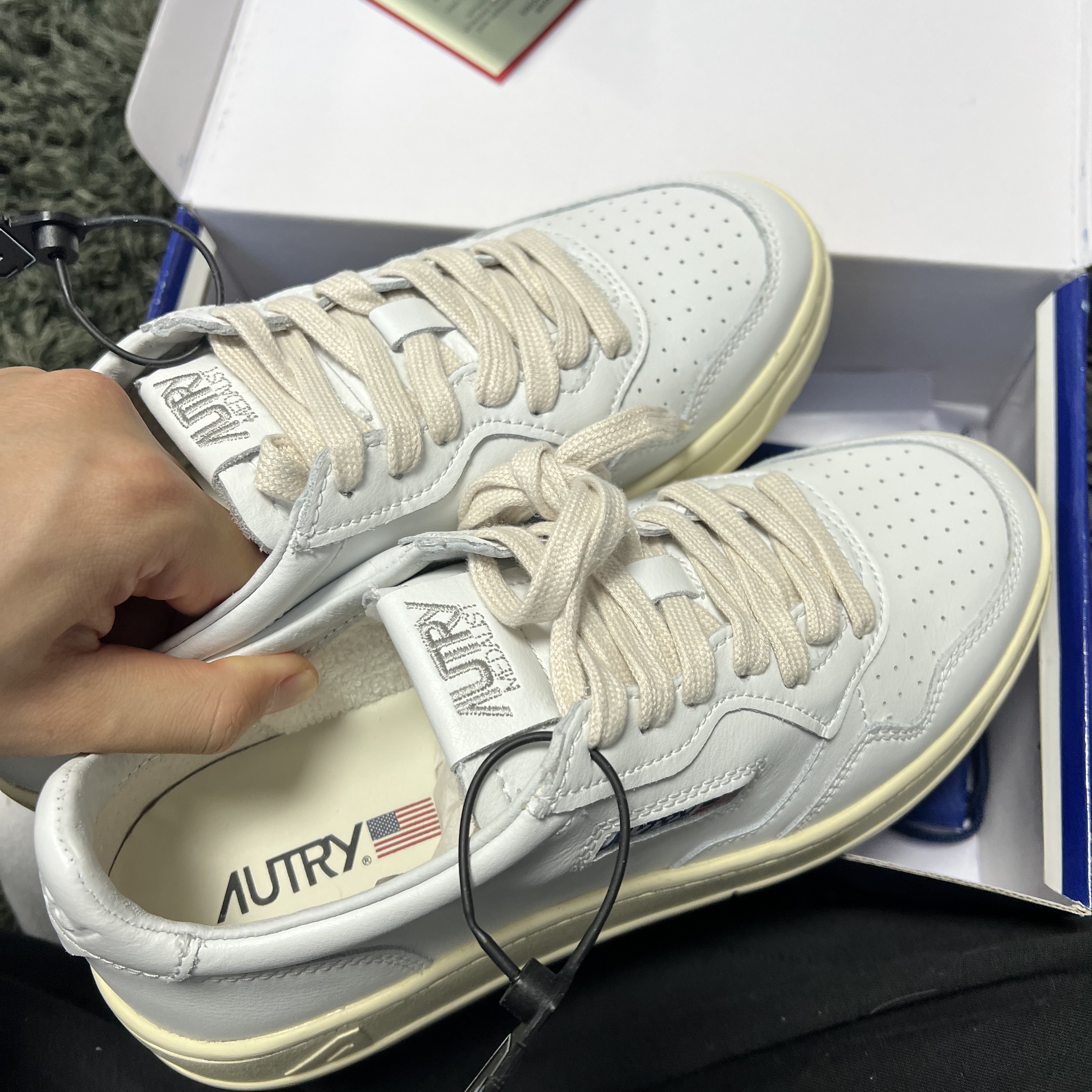 Autry Medalist Low Leather Sneakers White 착용 스타일