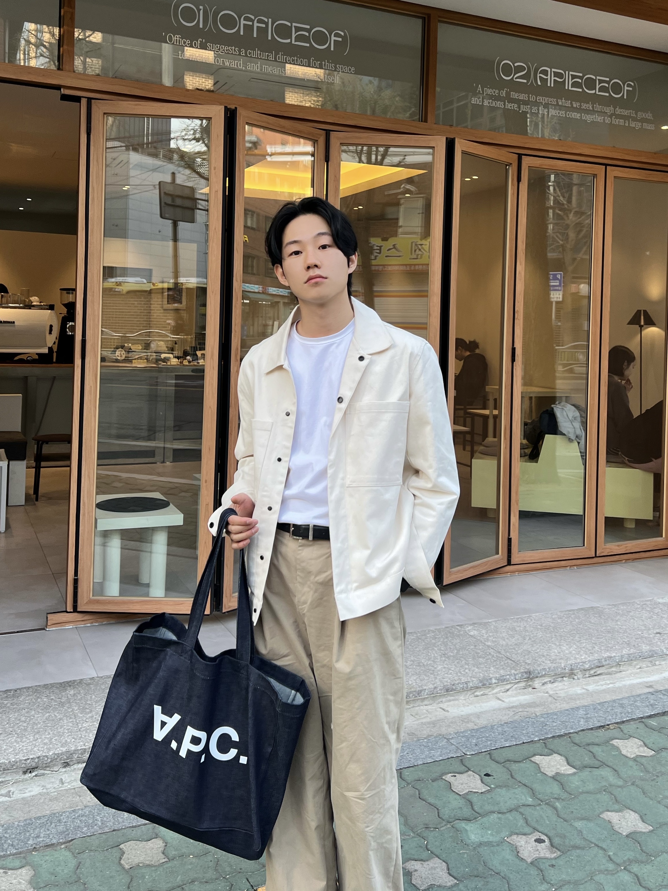 A.P.C. Daniela Shopping Bag Indigo 착용 스타일 - 3