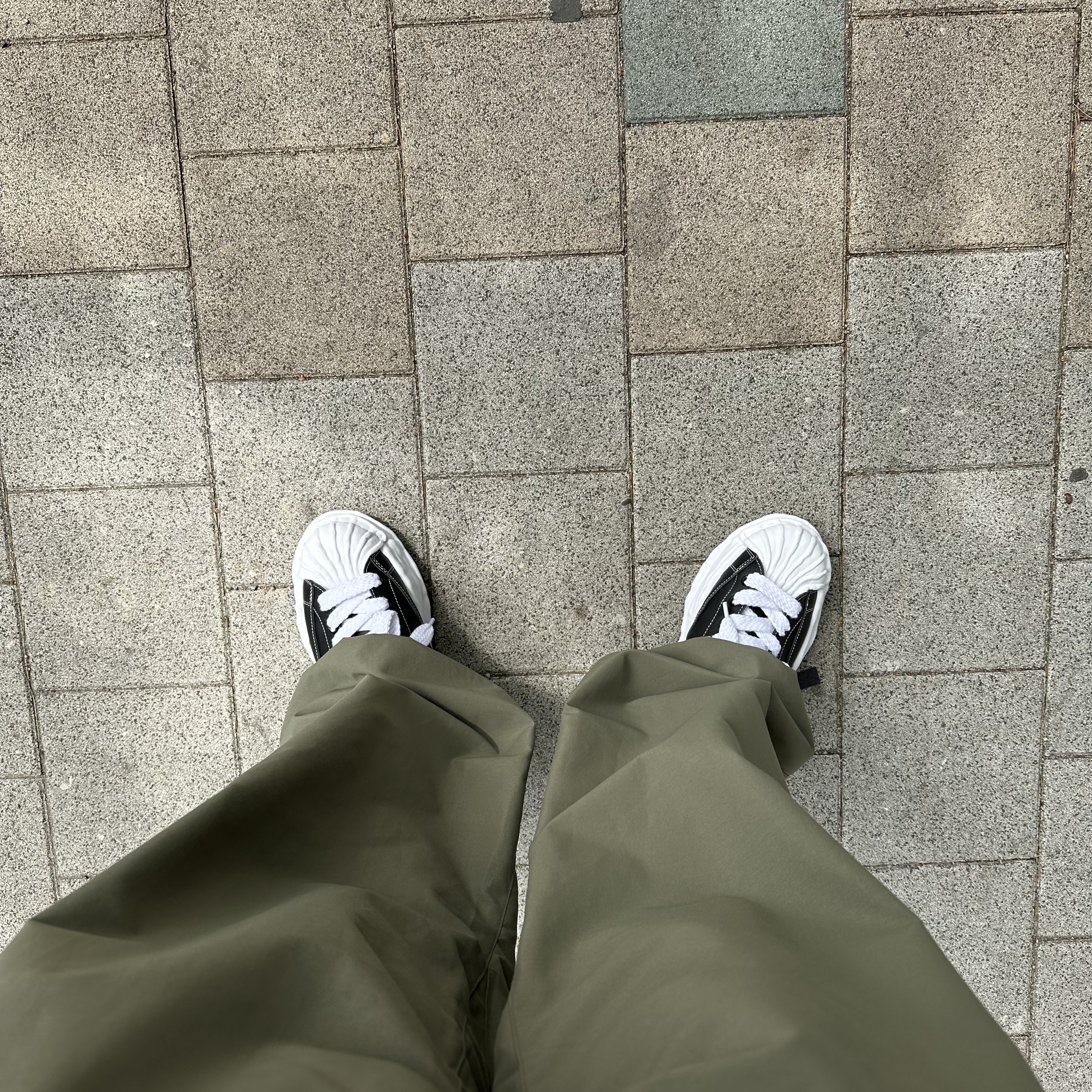 Maison Mihara Yasuhiro Blakey OG Sole Leather Low-top Sneakers Black 착용 스타일