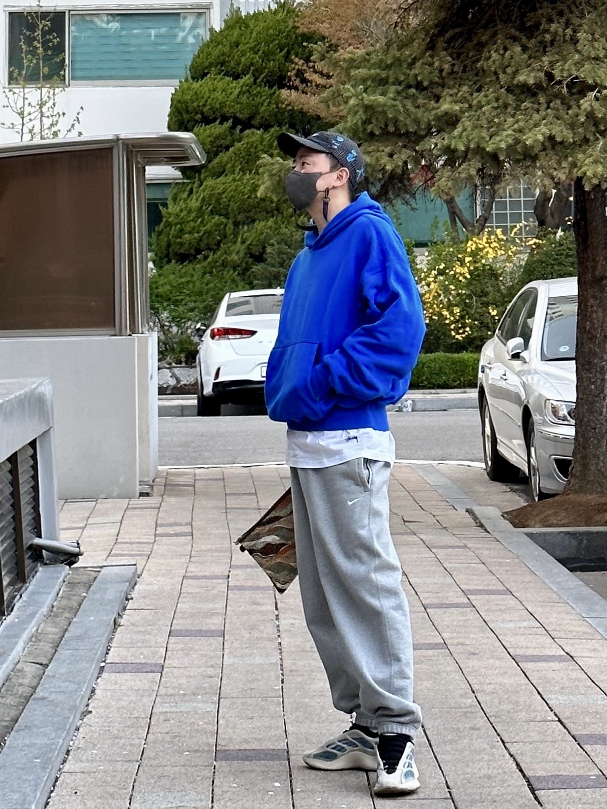 Nike x Off-White NRG Hat Black, Yeezy Gap Hoodie Blue 착용 스타일