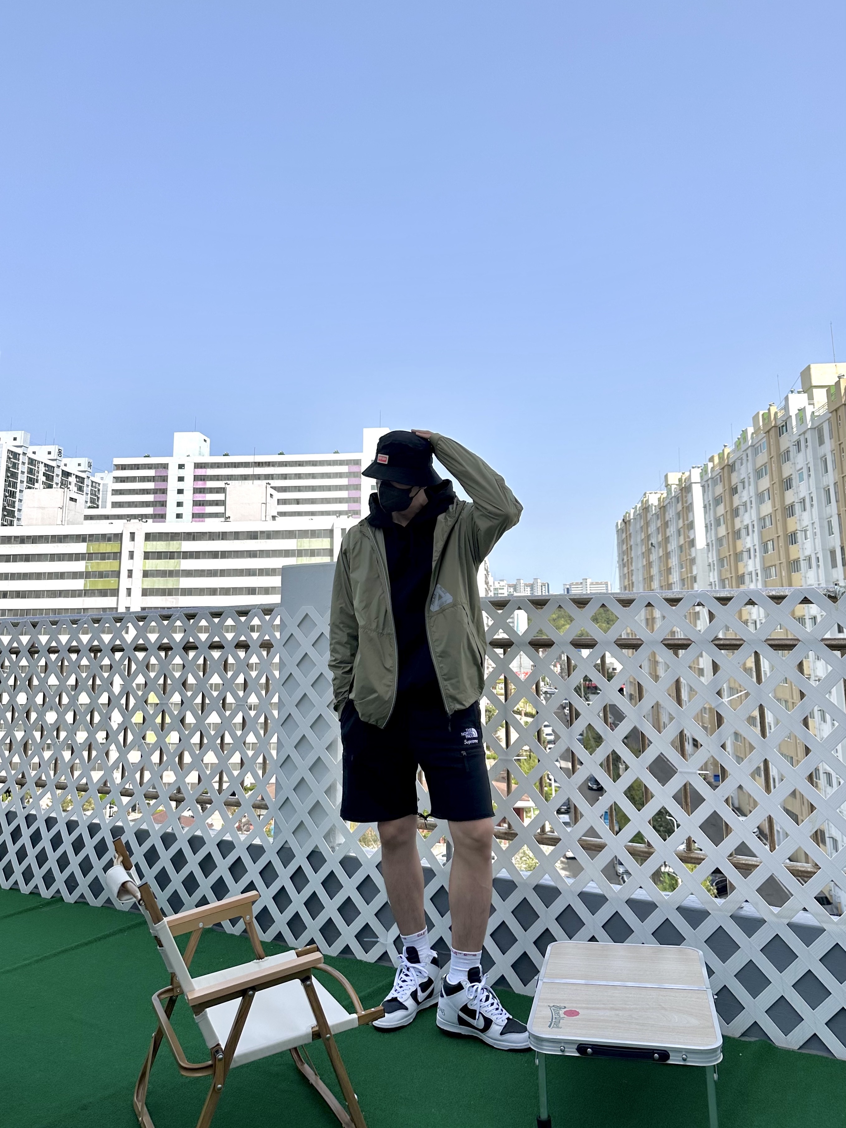 Kenzo Jungle Bucket Hat Black, Palace Pertex Lighter Jacket Olive - 20SS 착용 스타일 - 3