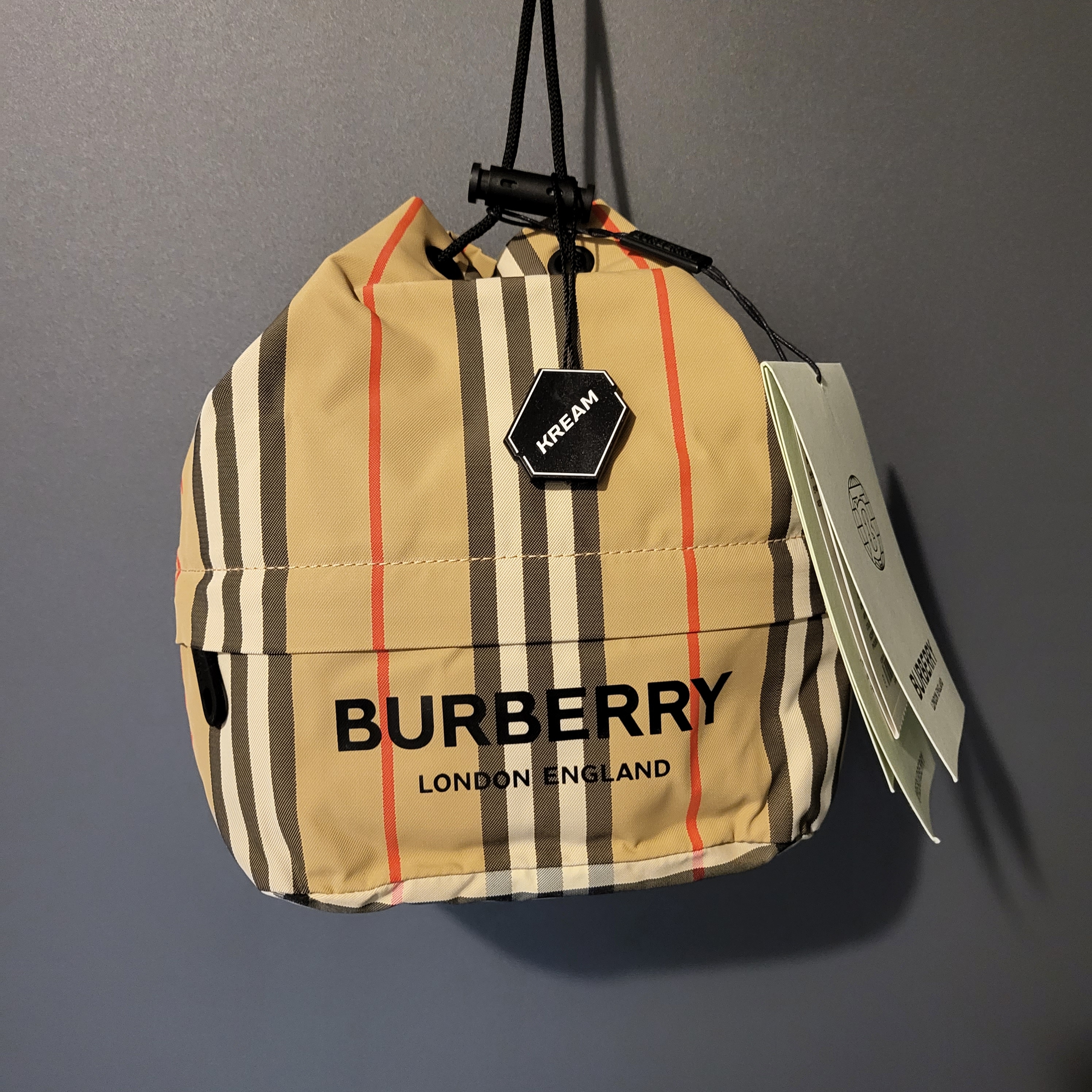 Burberry Icon Stripe Econyl Drawcord Pouch Archive Beige 착용 스타일