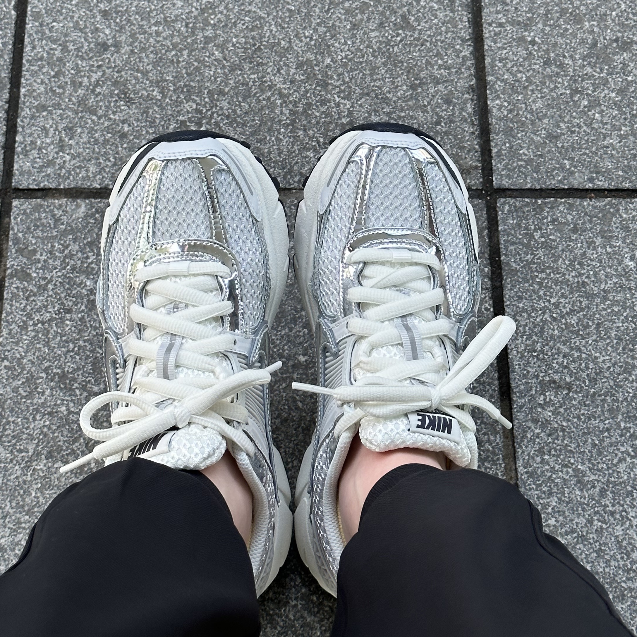 (W) Nike Zoom Vomero 5 Photon Dust and Metallic Silver 착용 스타일