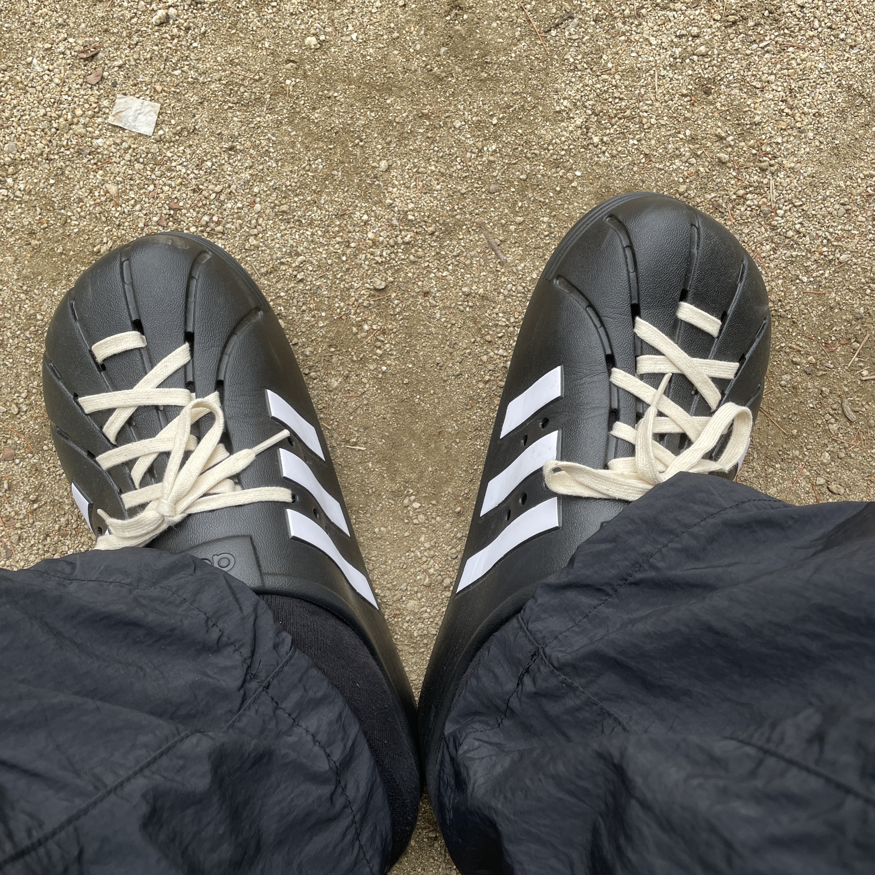 Adidas Adilette Clog Black White 착용 스타일 - 2