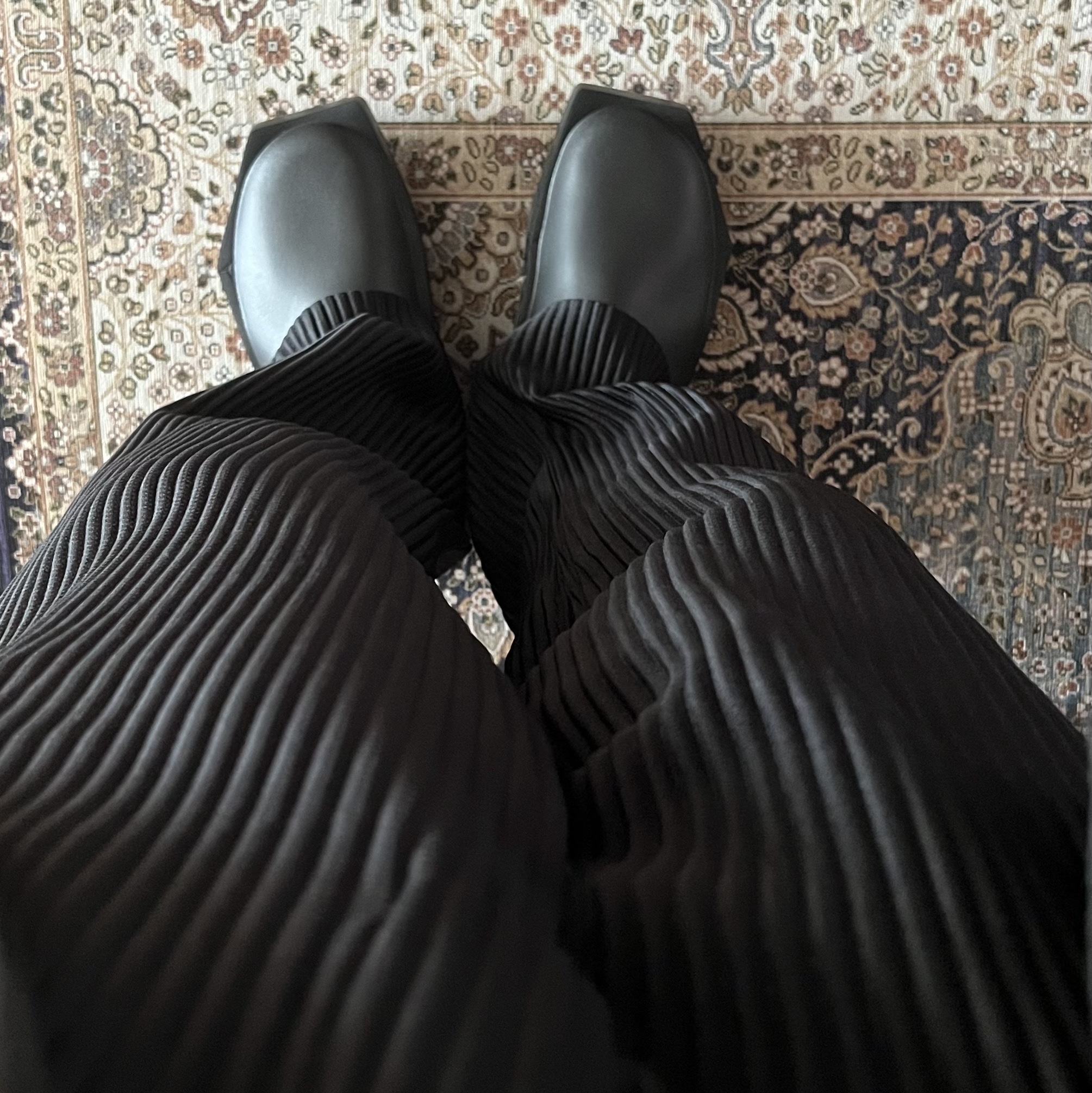 (W) Jordan Hex Mule SP Black, Homme Plisse Issey Miyake Straight Basics Pants Black 착용 스타일
