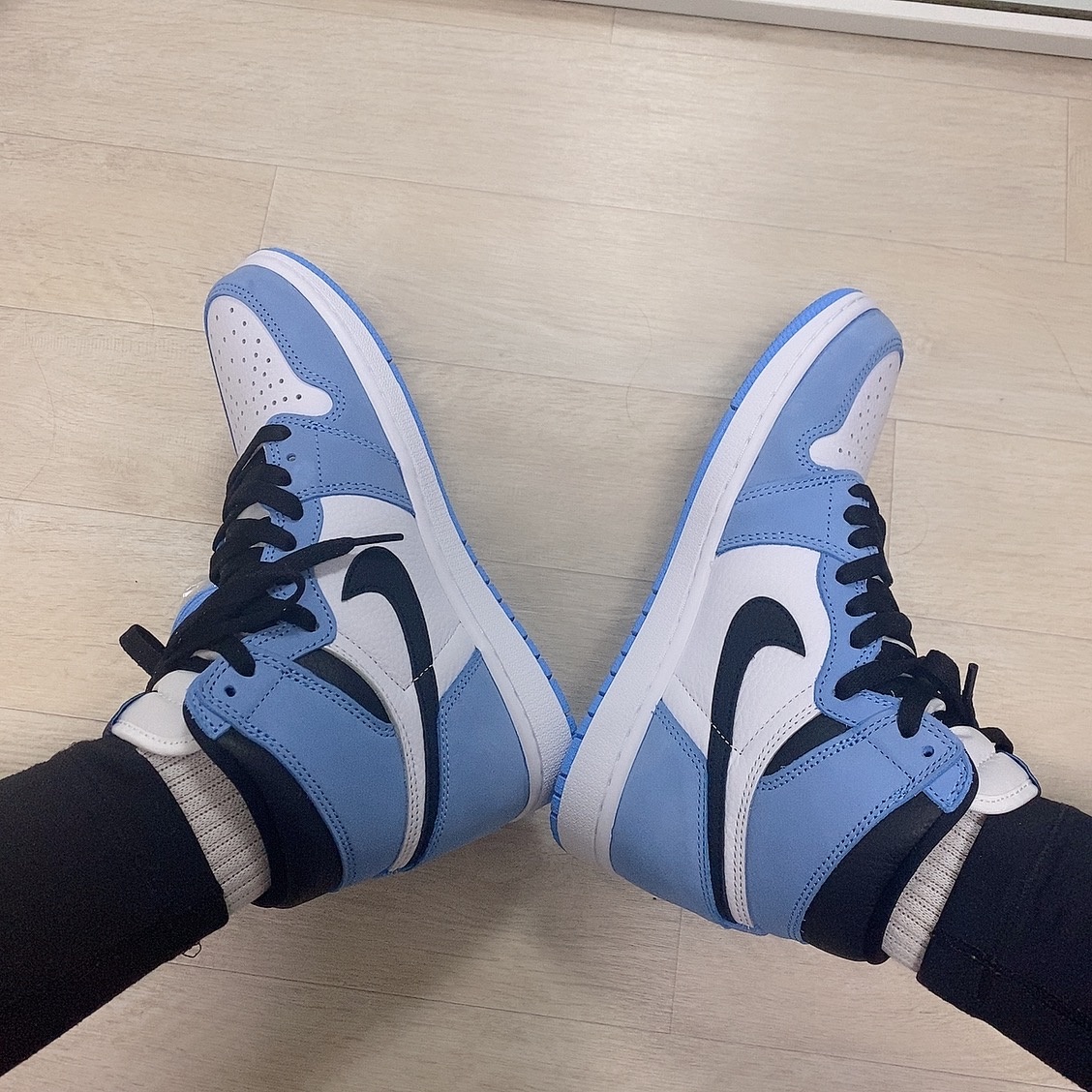 Jordan 1 Retro High OG University Blue 착용 스타일 - 2