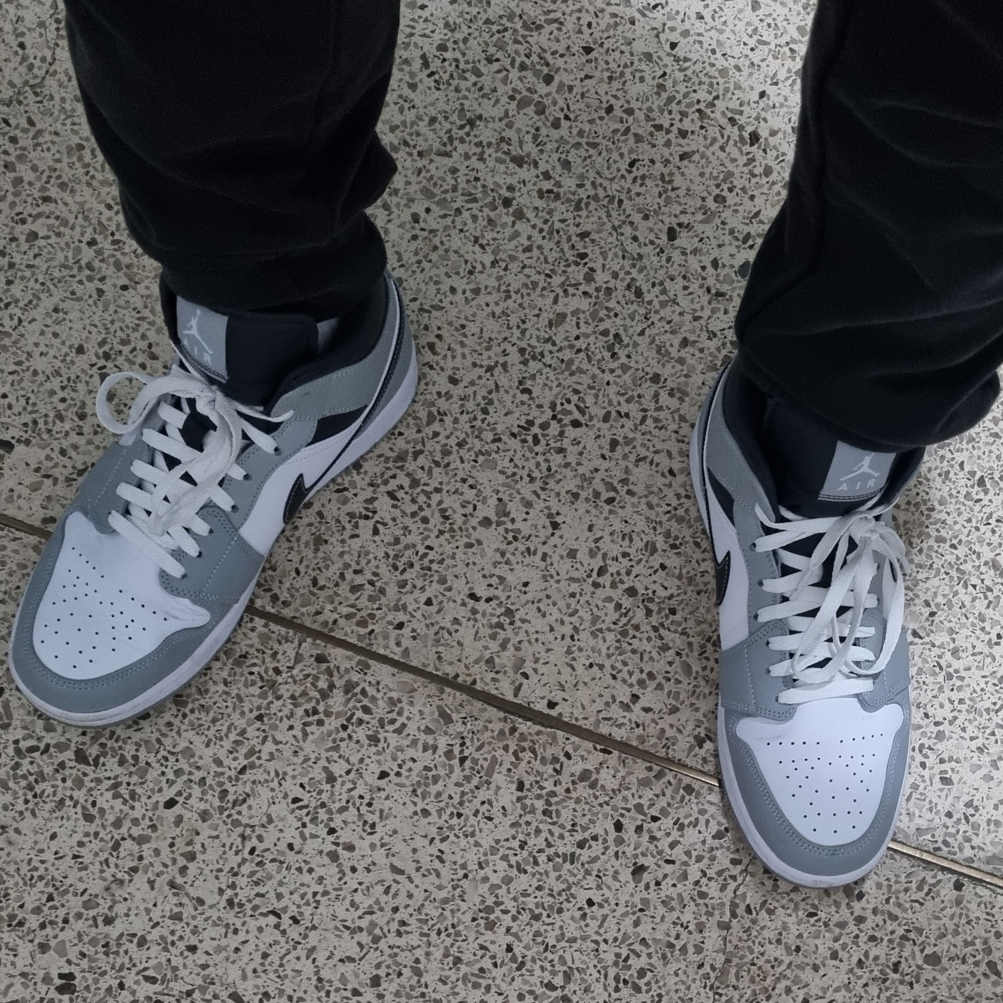 Jordan 1 Mid Light Smoke Grey Anthracite 착용 스타일 - 2