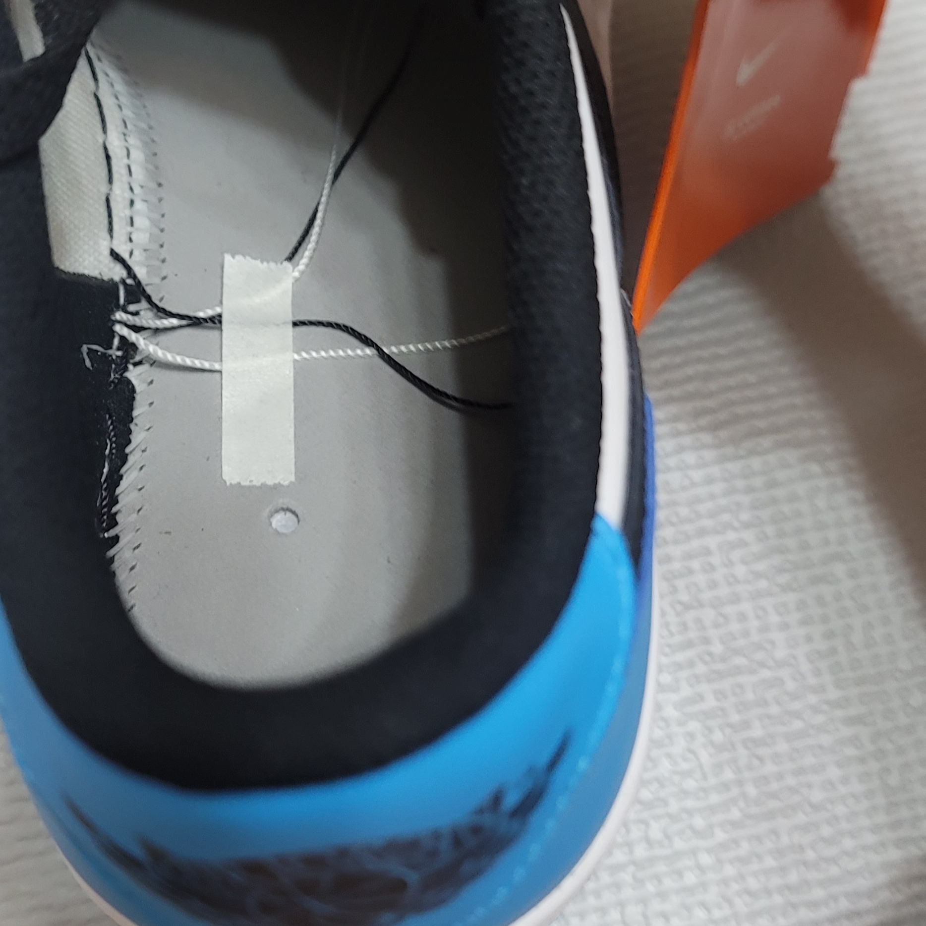 Jordan 1 Retro Low OG Black and Dark Powder Blue 착용 스타일 - 3
