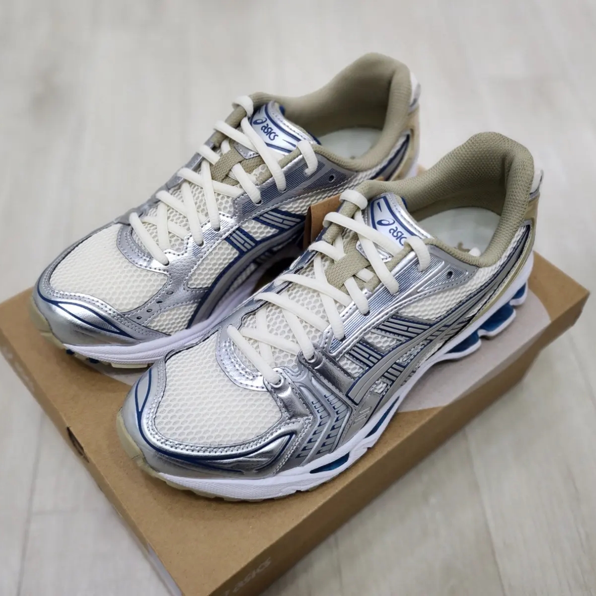 Asics Gel-Kayano 14 Cream Pure Silver 착용 스타일 - 2
