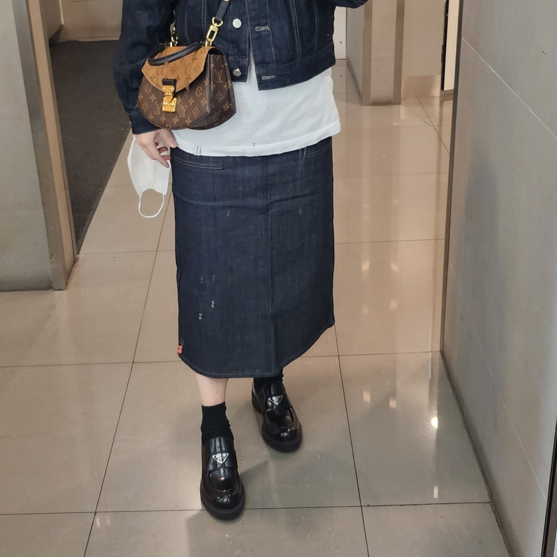 Prada Chocolate Brushed Leather Loafers Black, Louis Vuitton Tilsitt Monogram and Monogram Reversed 착용 스타일 - 1