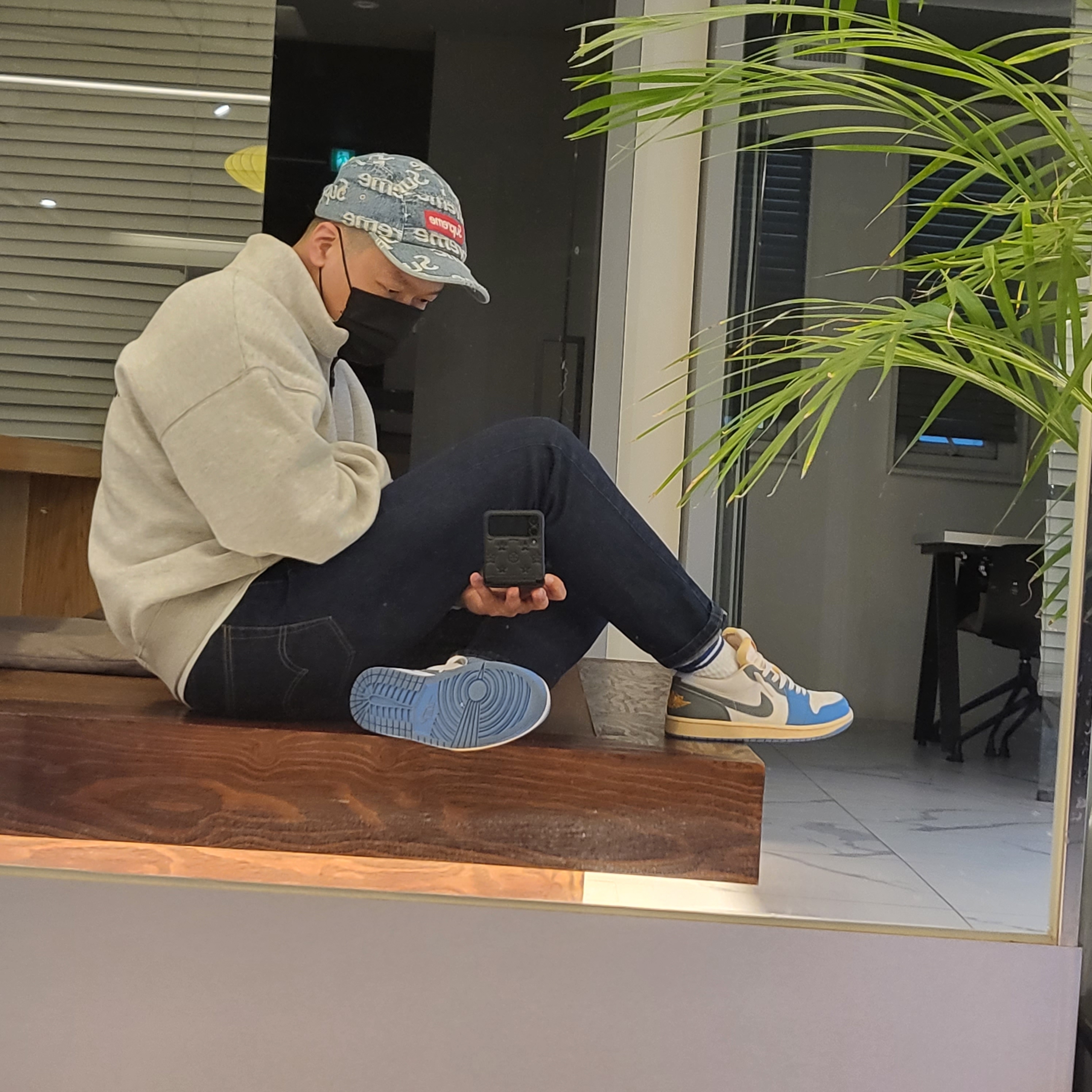 Supreme Frayed Logos Denim Camp Cap Blue - 21SS, Essentials Mockneck Half-Zip Oatmeal - 21SS 착용 스타일 - 1