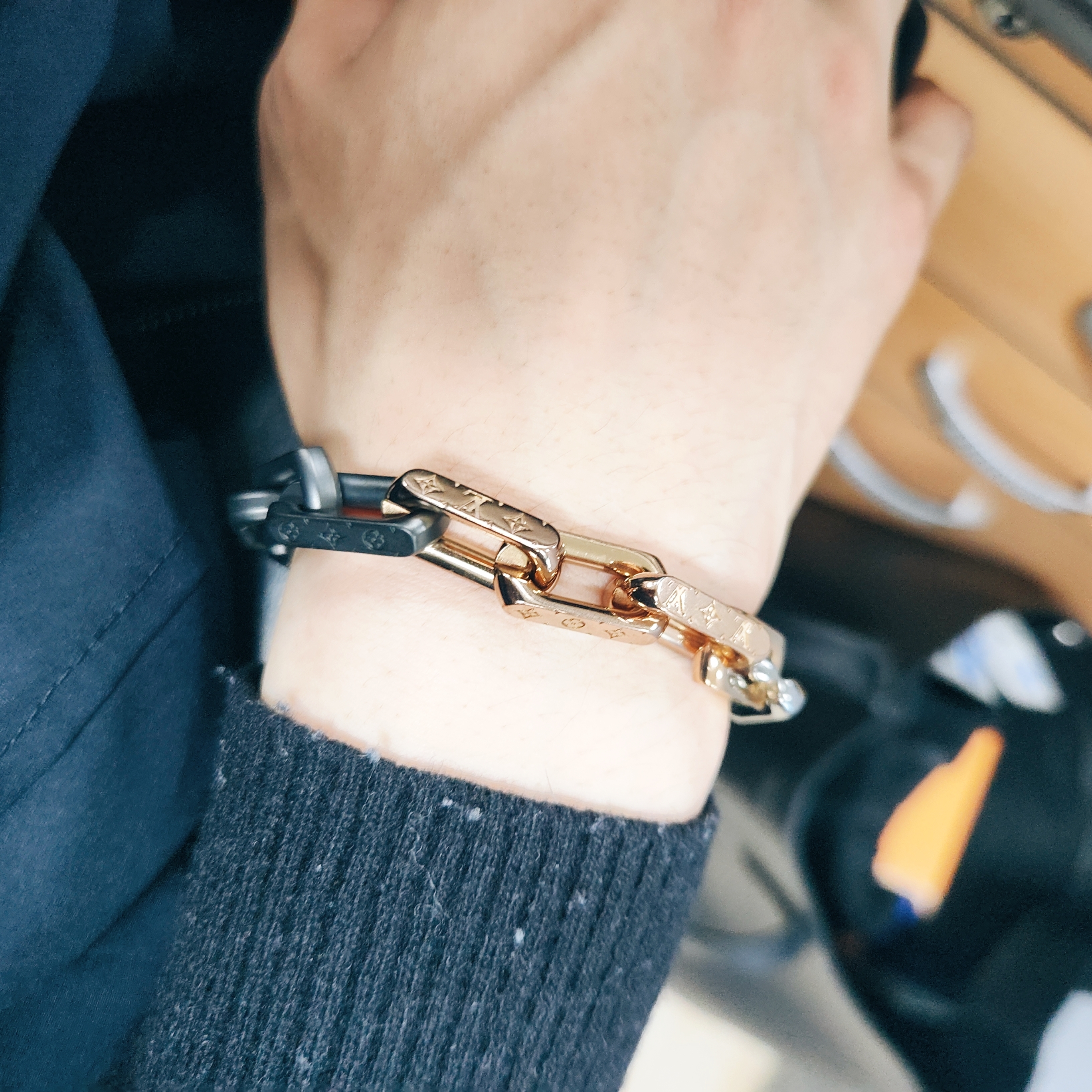Louis Vuitton Monogram Chain Bracelet Silver Black Pink Gold 착용 스타일 - 3