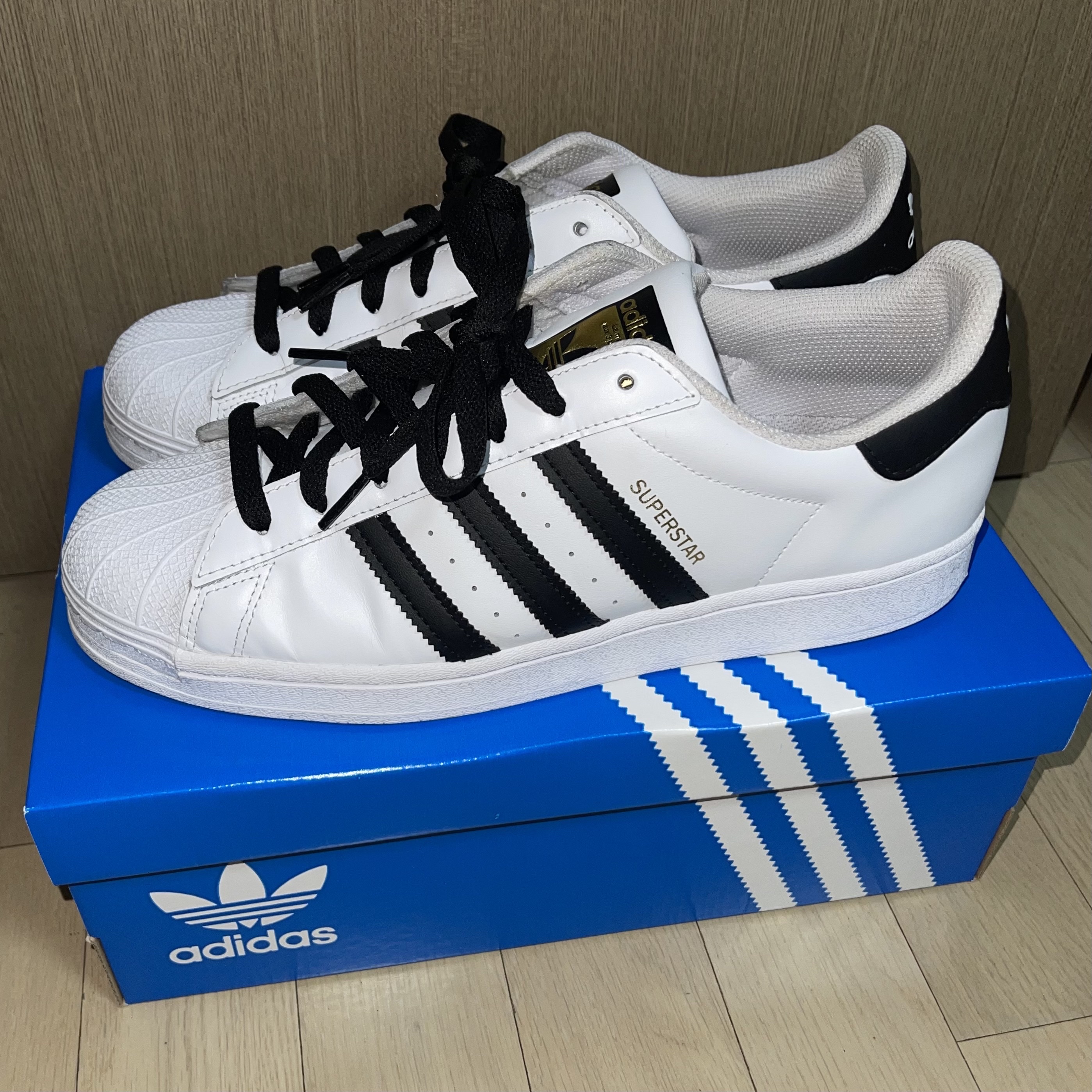 Adidas Superstar White Black 착용 스타일 - 2