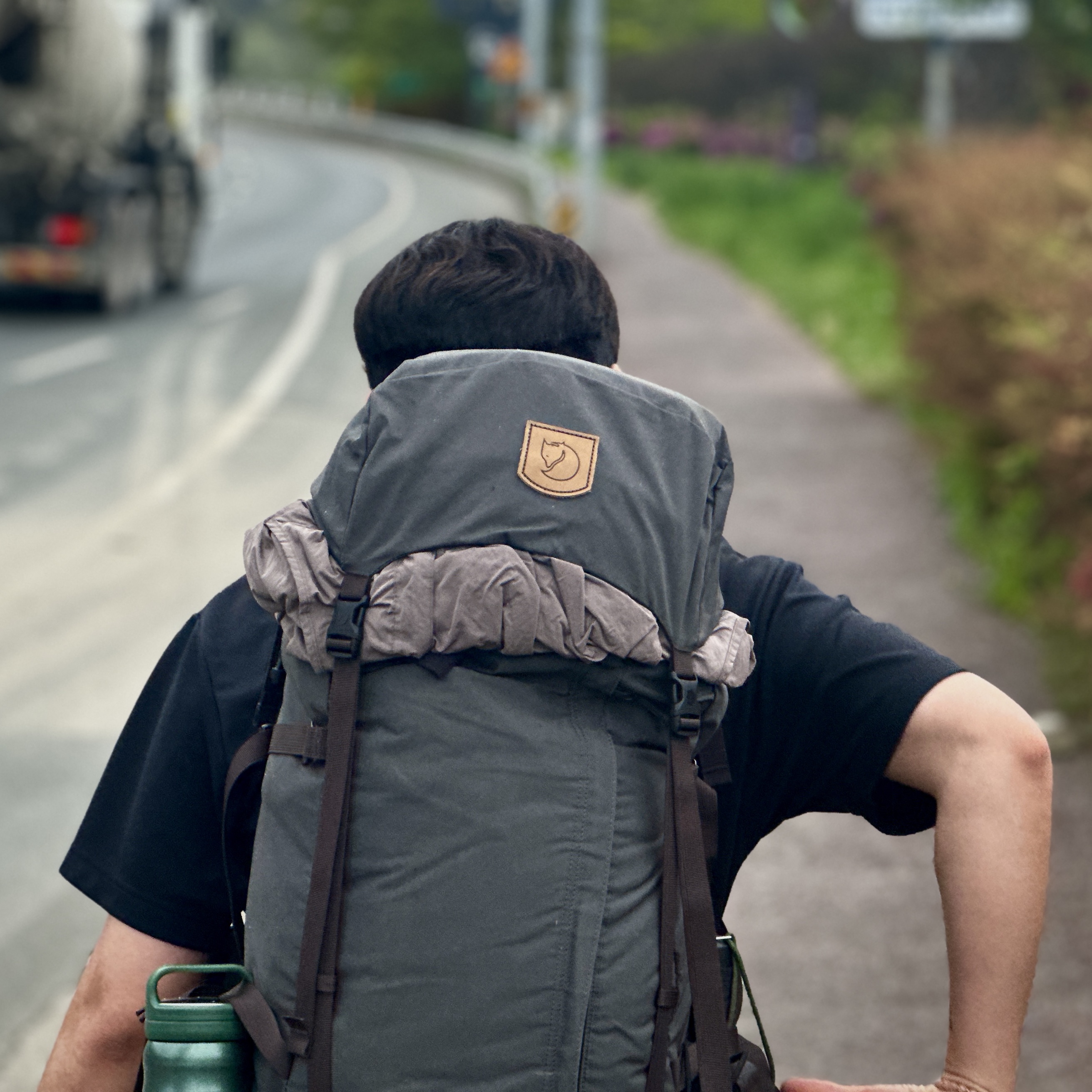 Fjallraven Kaipak 38 Stone Grey 착용 스타일 - 2