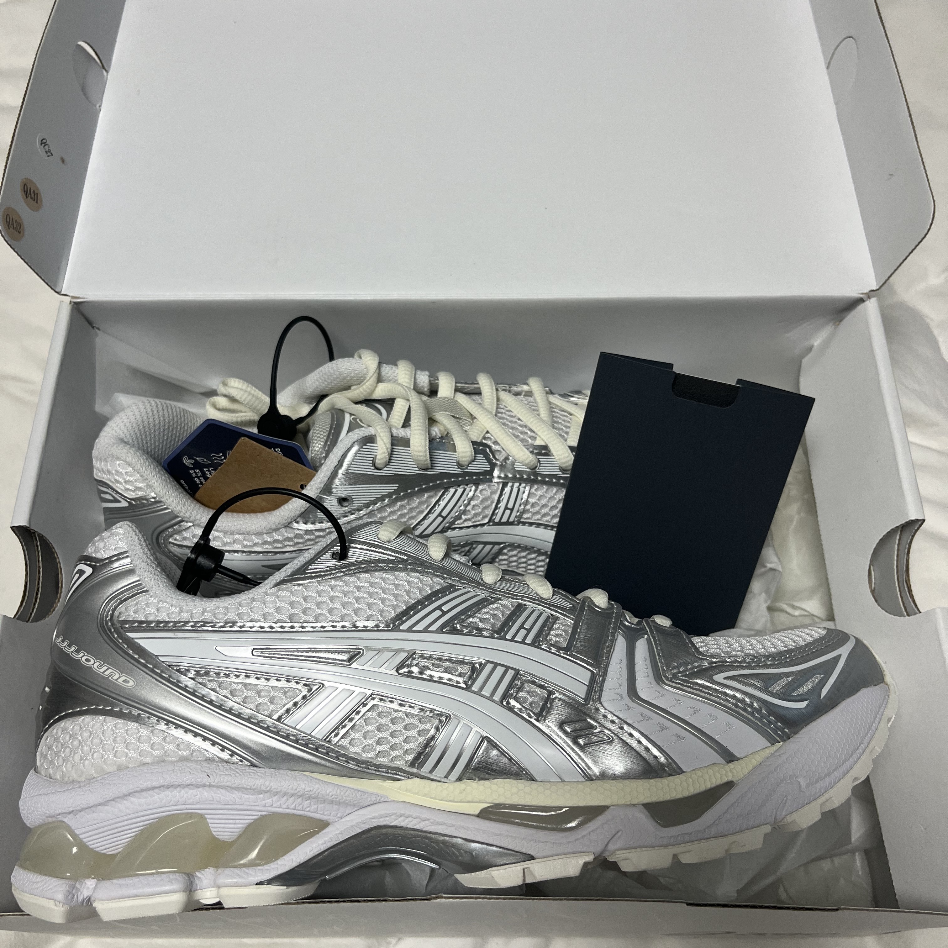 Asics x JJJJound Gel-Kayano 14 Silver White 착용 스타일 - 1