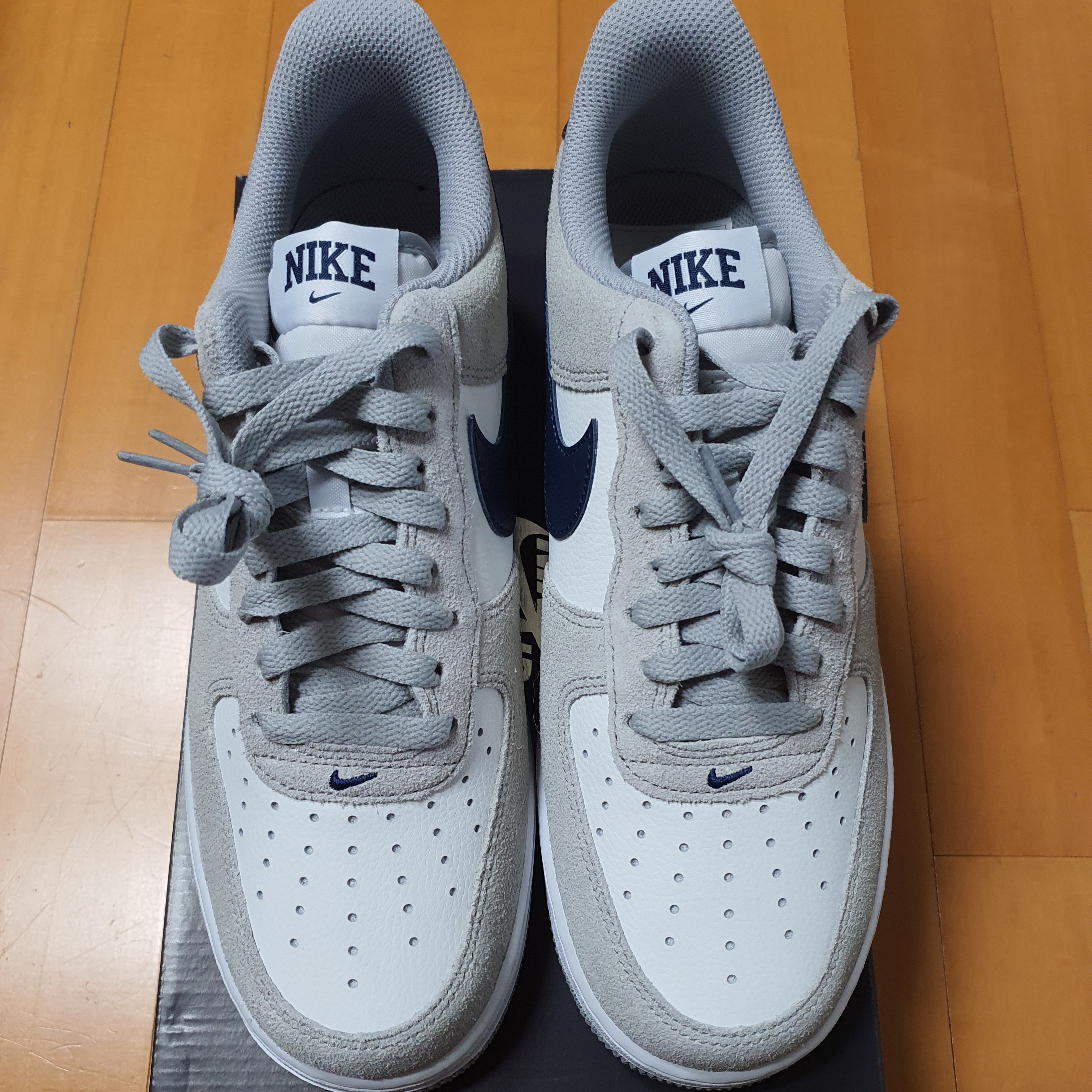 Nike Air Force 1 '07 Light Smoke Grey Midnight Navy 착용 스타일