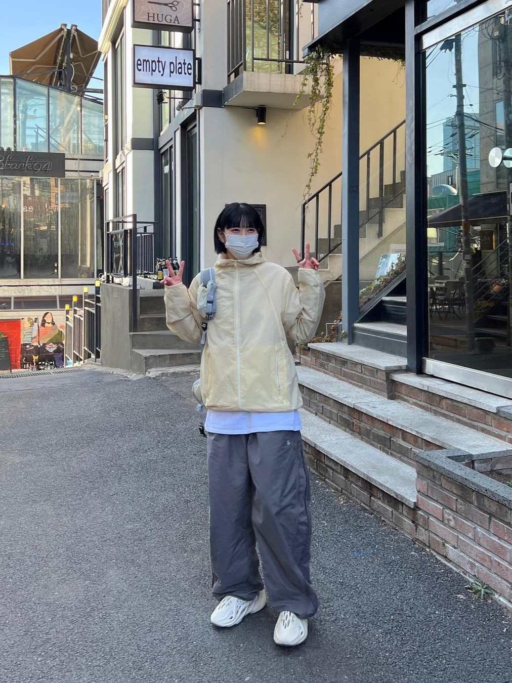 Art Of Field Back Printed Packable Jacket Light Yellow, Sansan Gear Zipper Pants Dark Grey - 22FW 착용 스타일 - 1