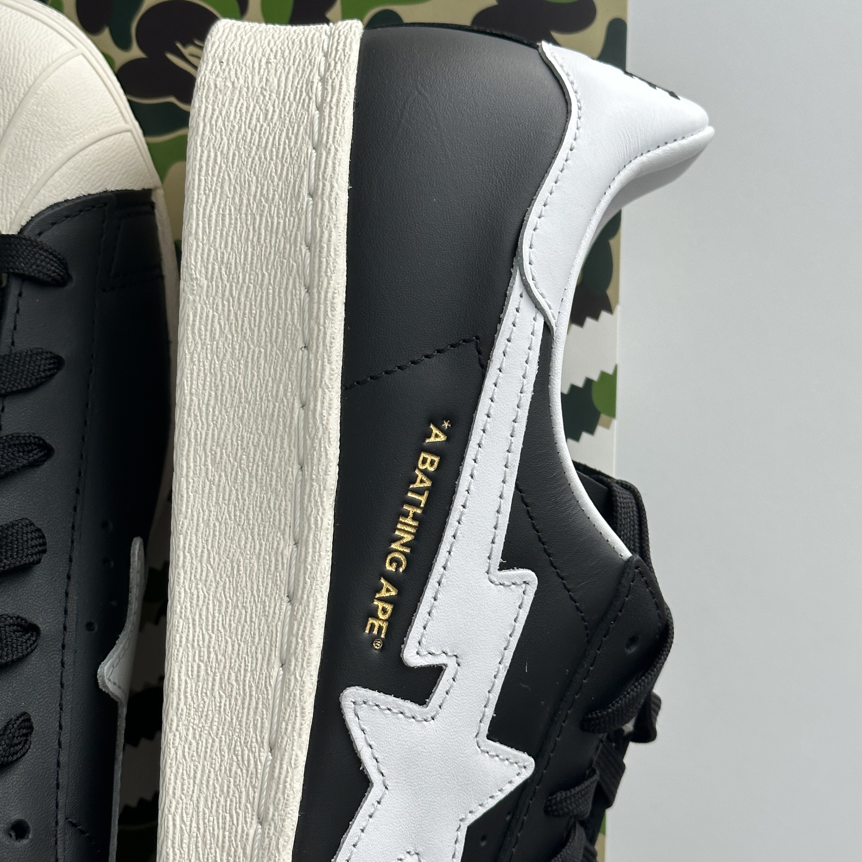 Adidas x BAPE Superstar 80s Core Black Off White 착용 스타일 - 3