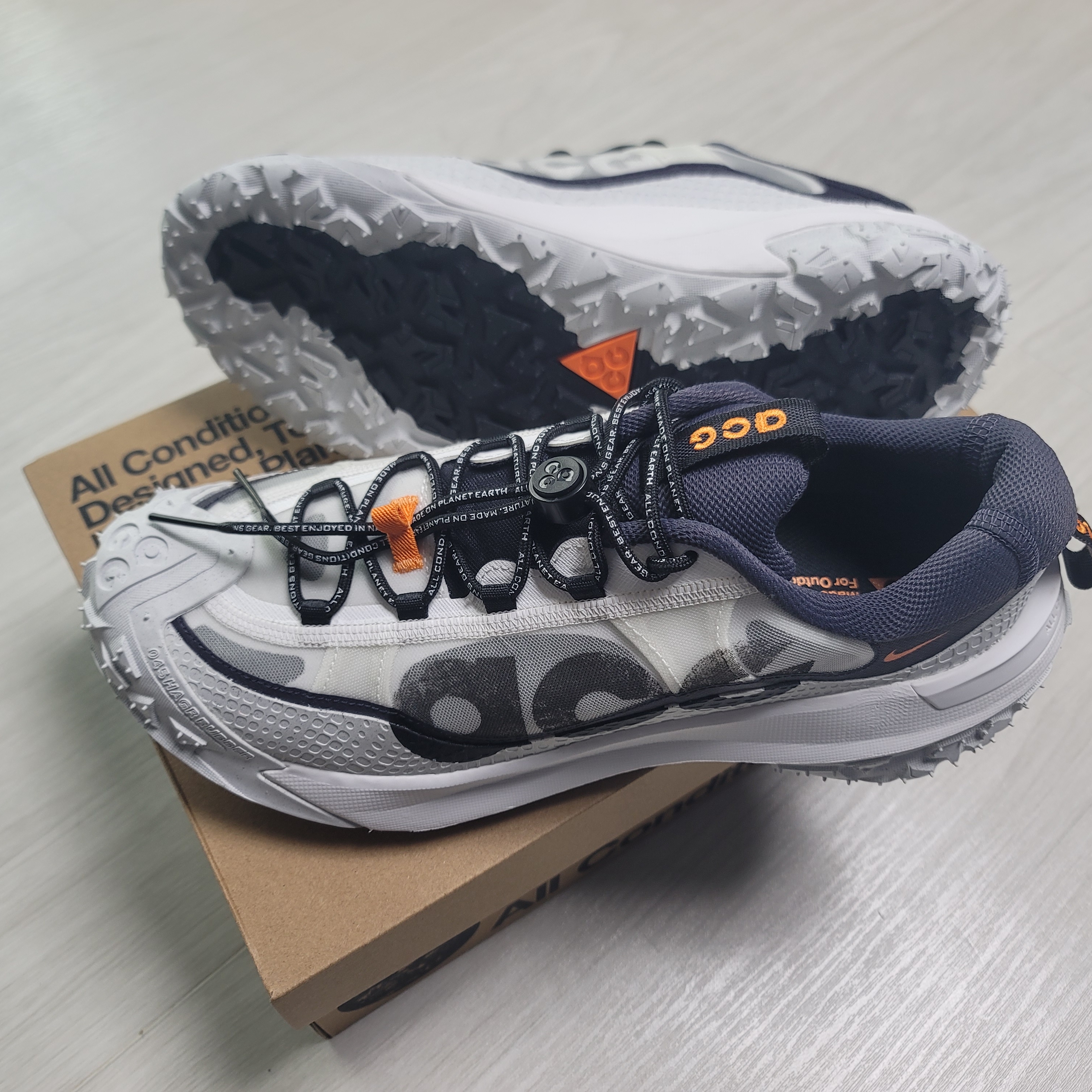 Nike ACG Mountain Fly 2 Low Summit White and Bright Mandarin 착용 스타일 - 1