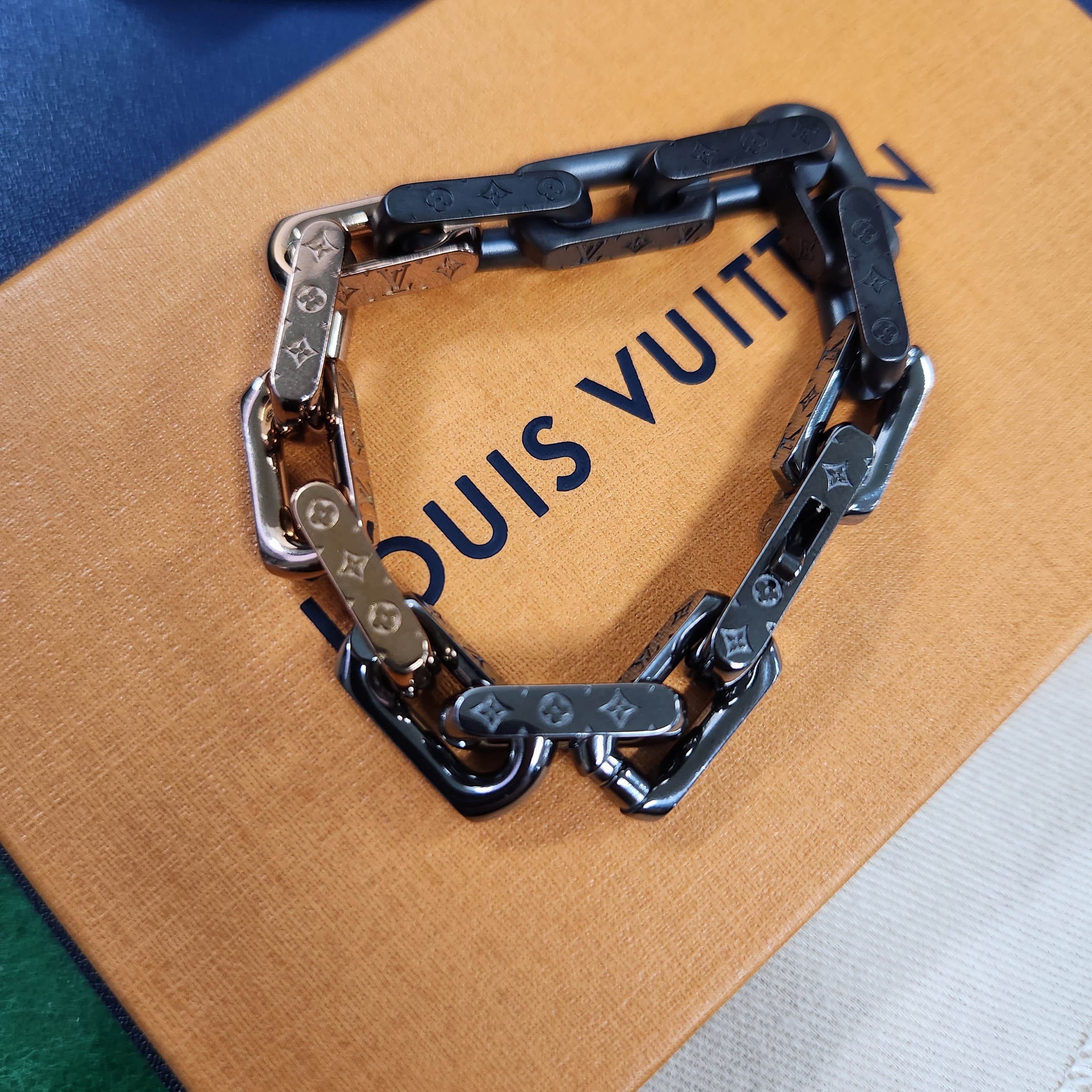Louis Vuitton Monogram Chain Bracelet Silver Black Pink Gold 착용 스타일 - 1