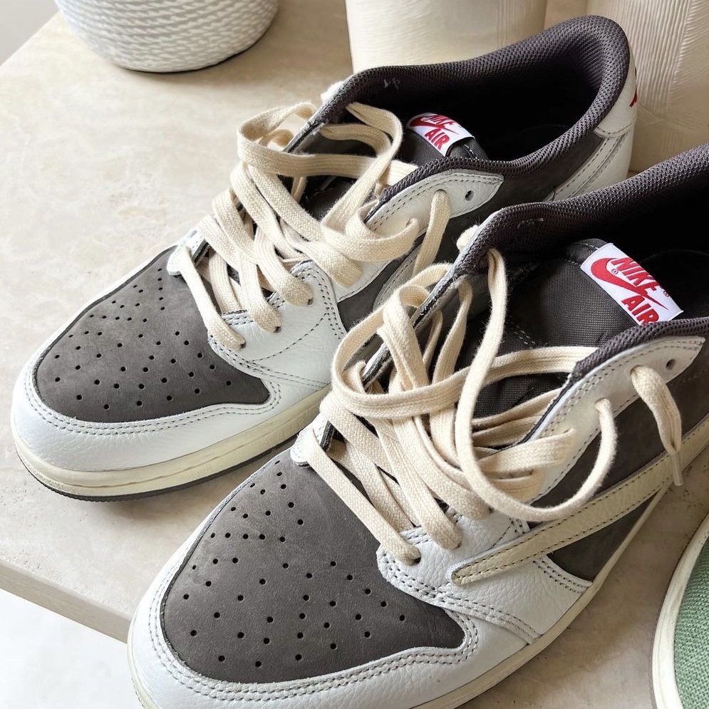 Jordan 1 x Travis Scott Retro Low OG SP Sail and Ridgerock 착용 스타일