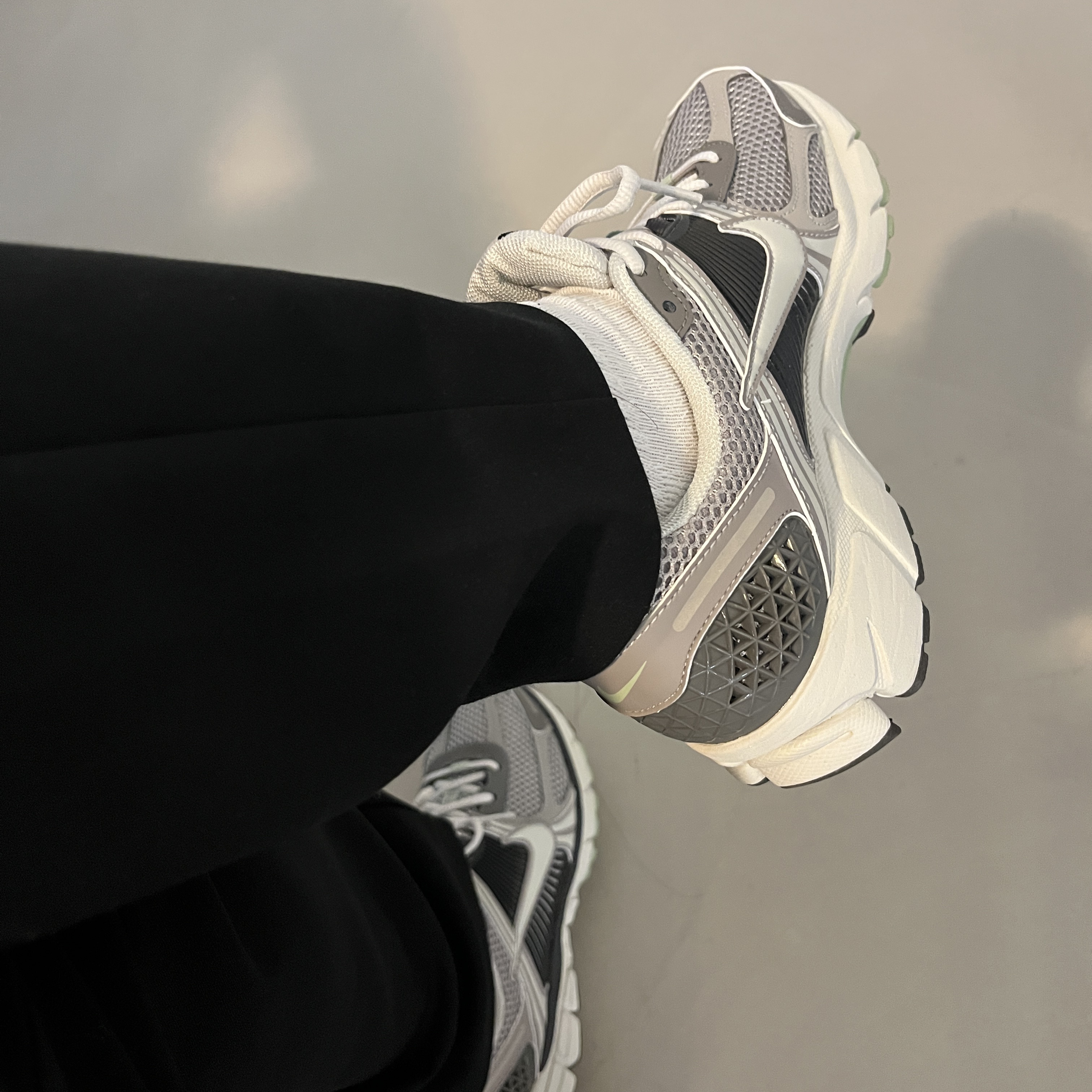 (W) Nike Zoom Vomero 5 Cobblestone and Flat Pewter 착용 스타일