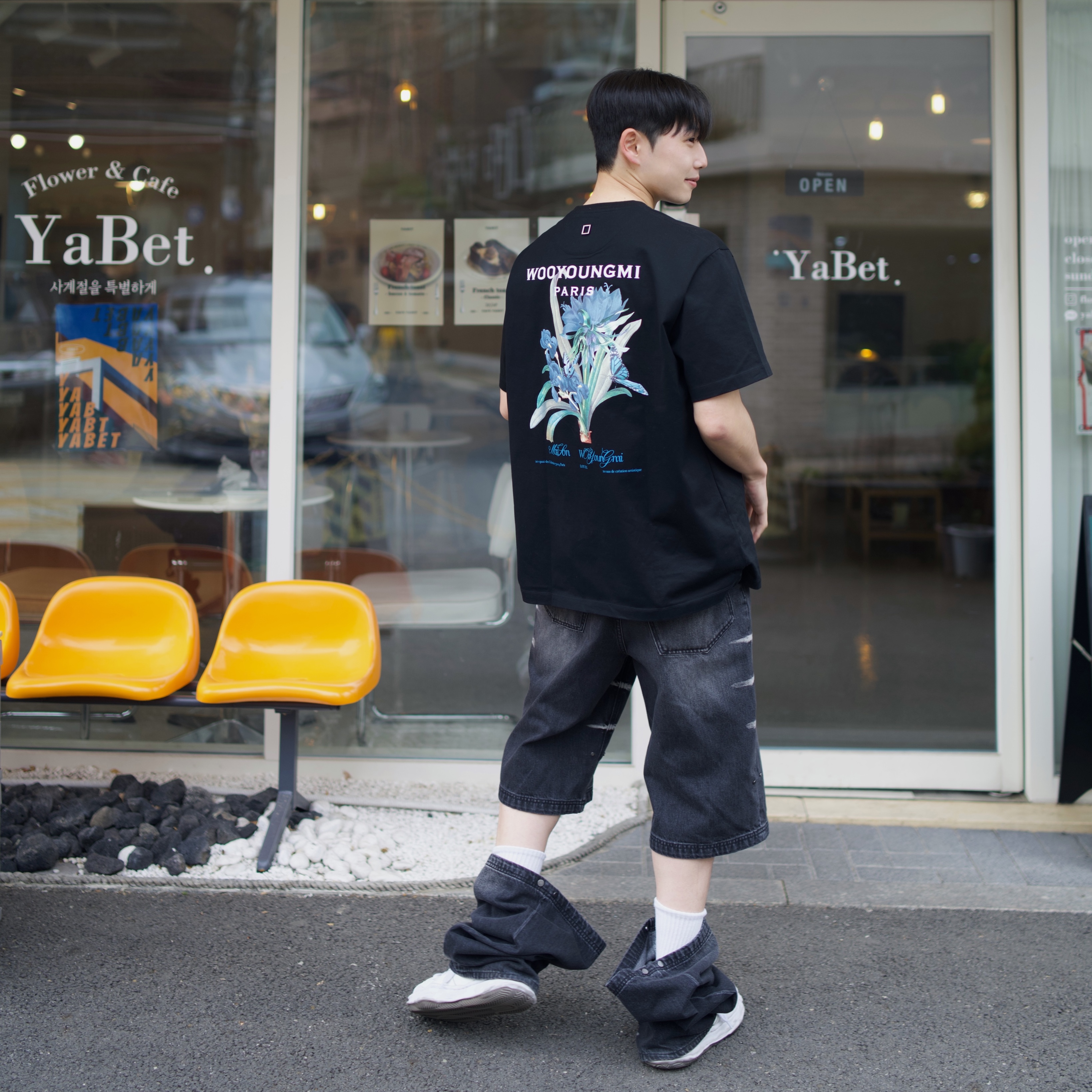 Wooyoungmi Flower Print Back Logo T-Shirt Black - 23SS, Maison Mihara Yasuhiro Blakey OG Sole Leather Low-top Sneakers White 착용 스타일 - 1