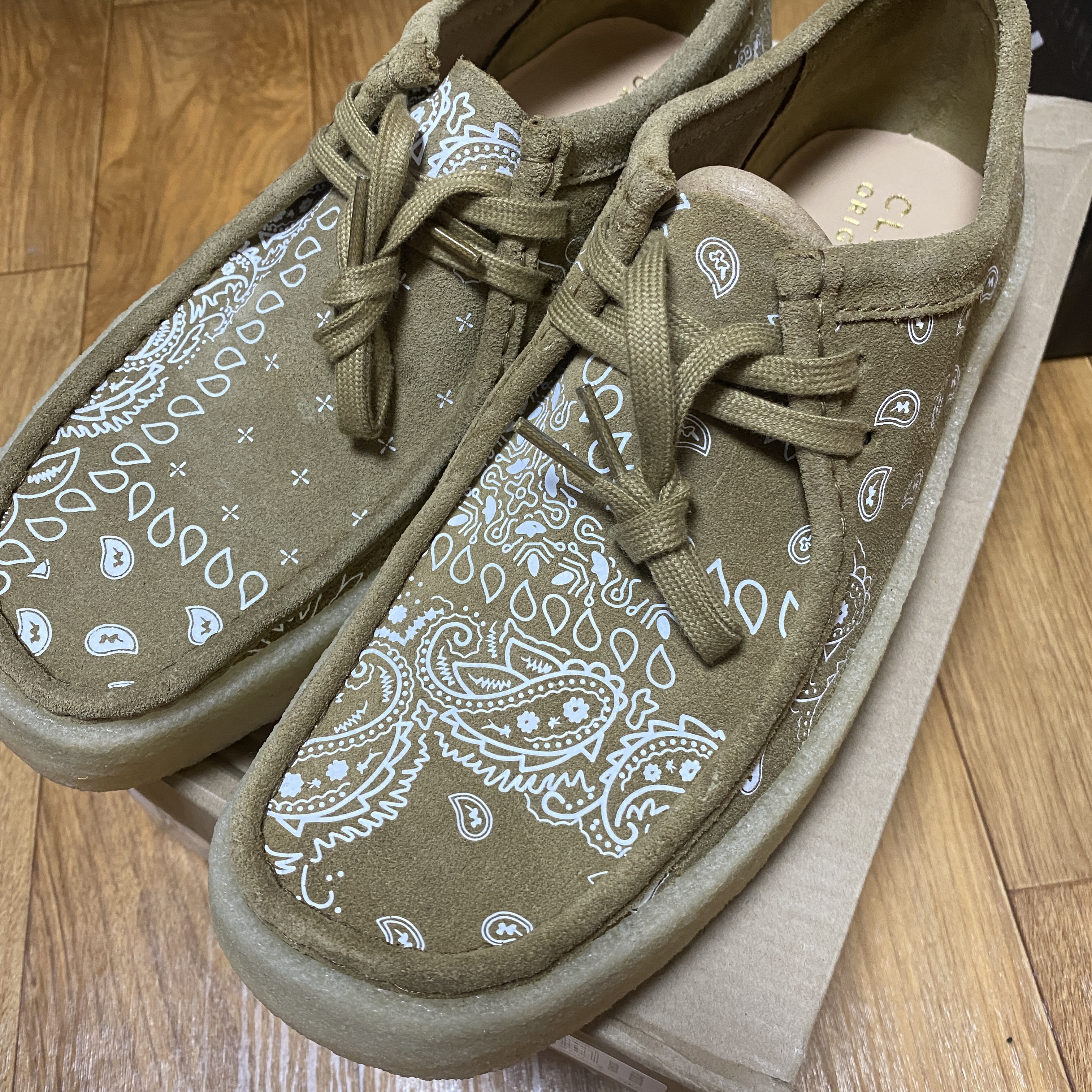 Clarks Wallabee Cup Dark Olive Print 착용 스타일