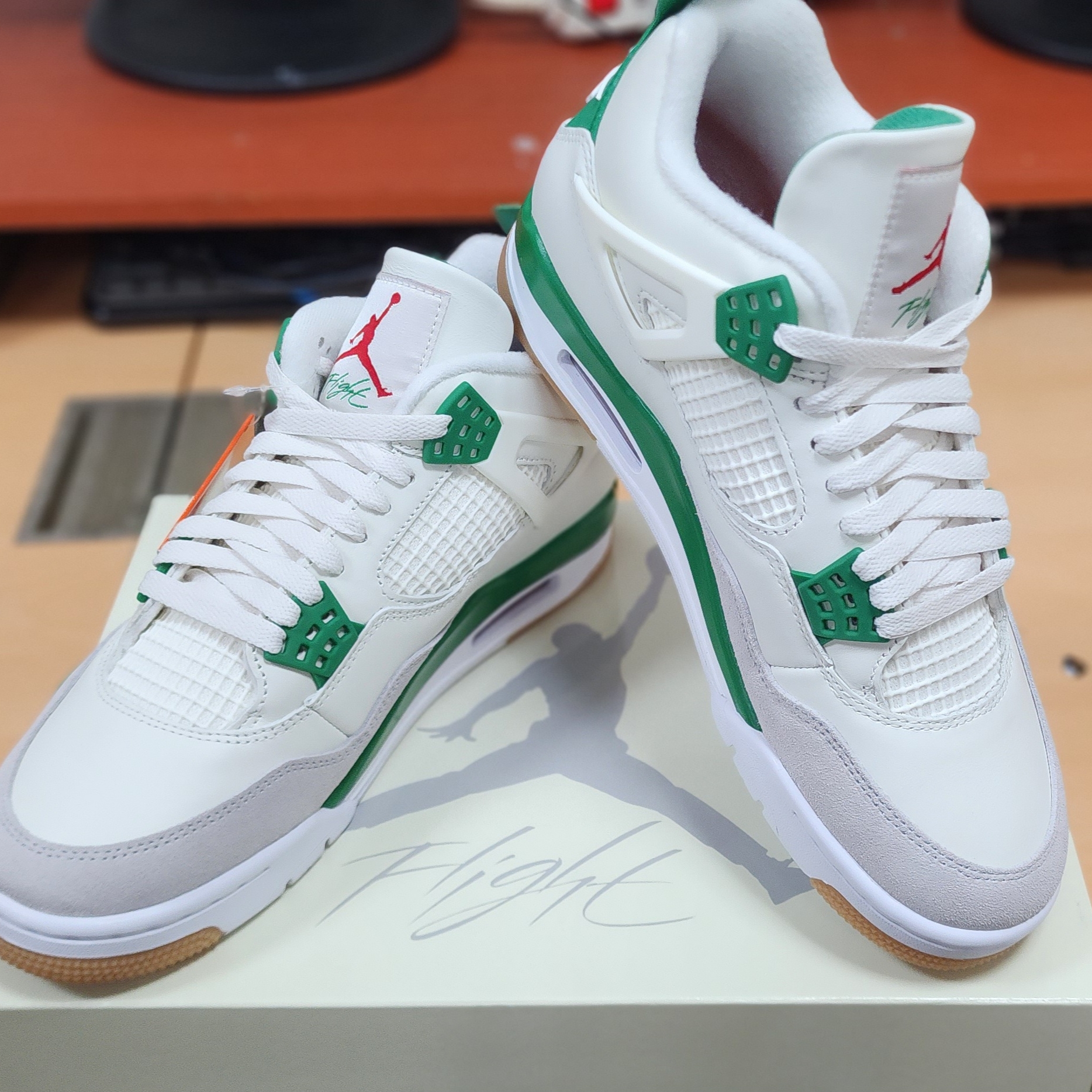 Jordan 4 x Nike SB Retro SP Pine Green 착용 스타일 - 3