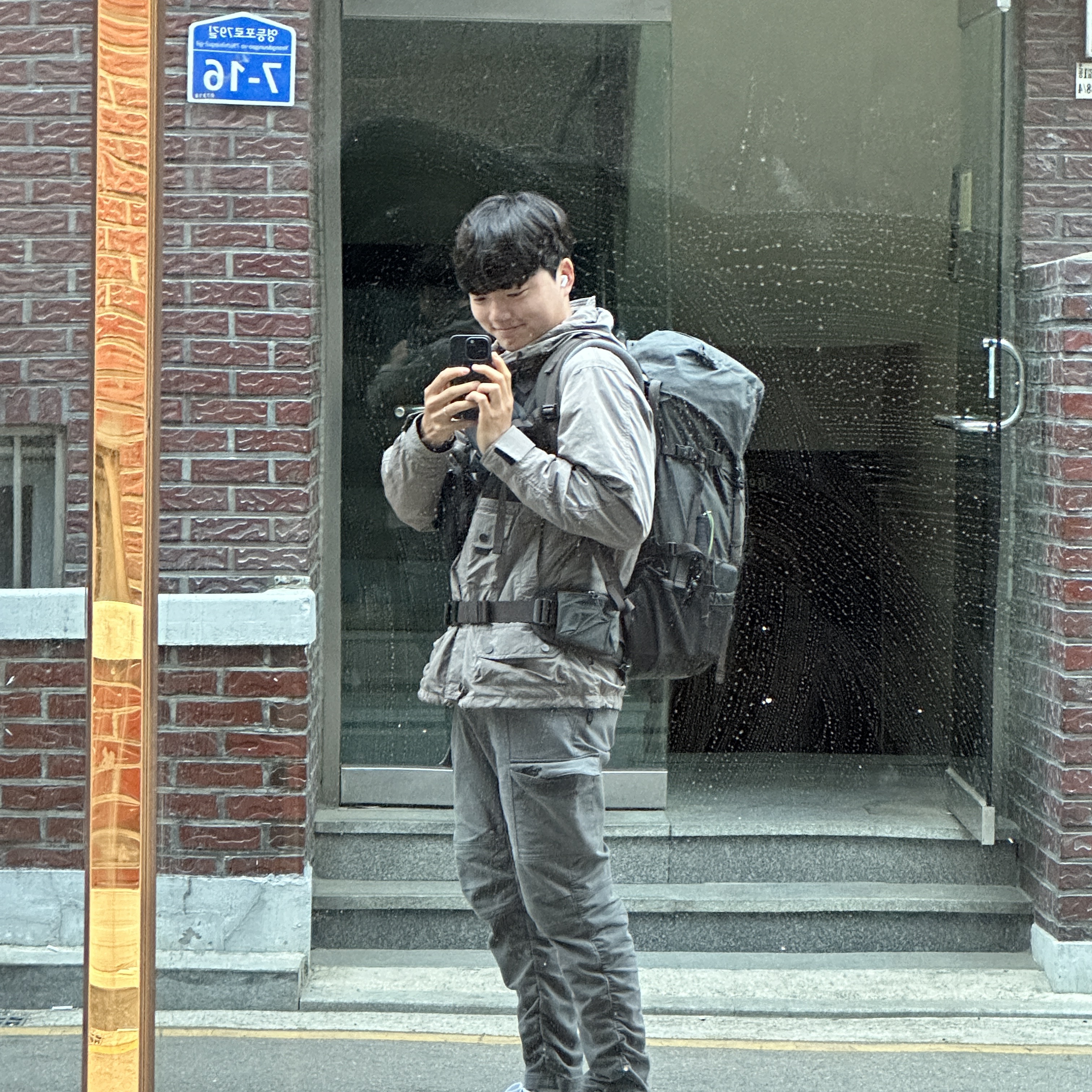 Fjallraven Kaipak 38 Stone Grey 착용 스타일 - 1