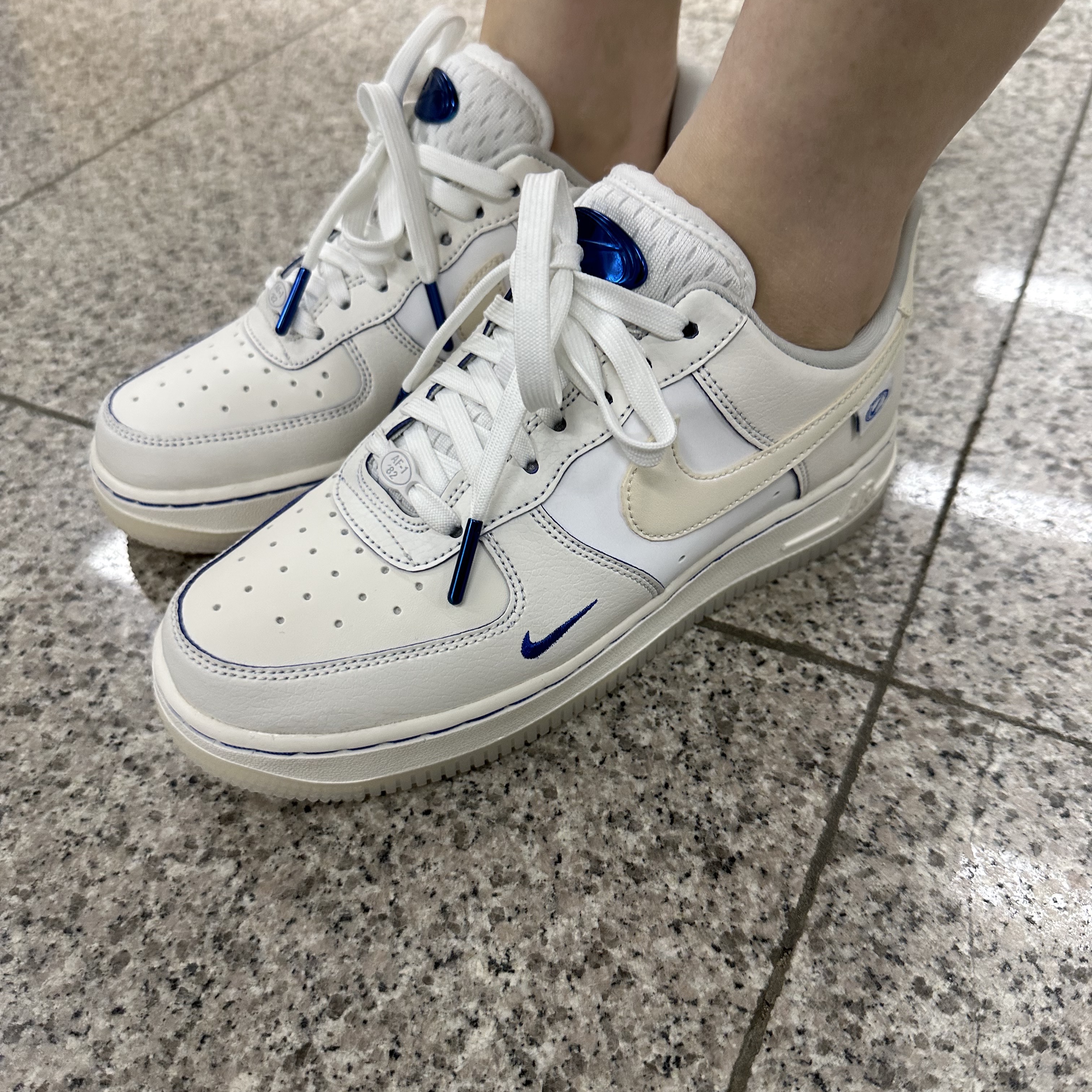 (W) Nike Air Force 1 '07 LX Game Royal Sail 착용 스타일 - 1