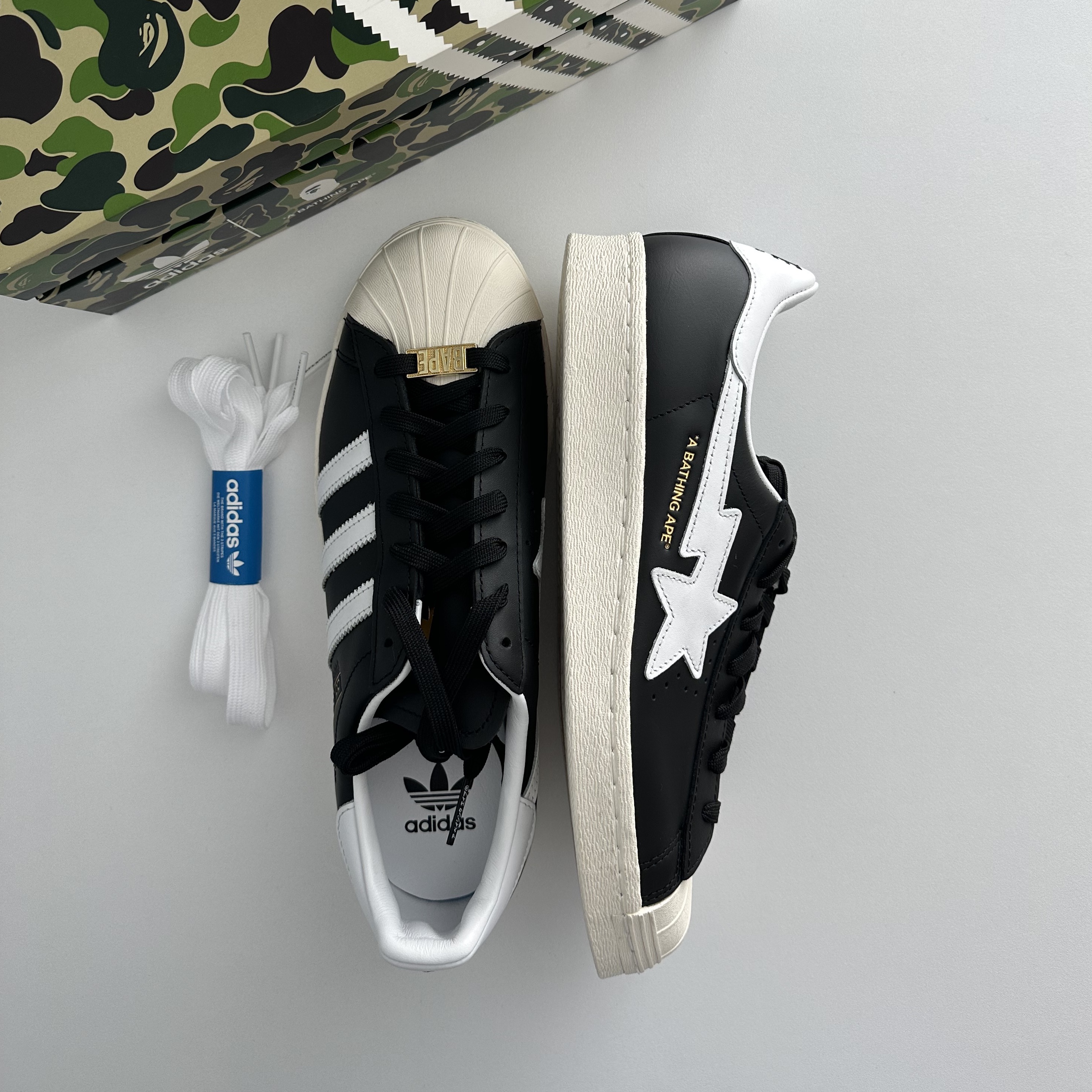 Adidas x BAPE Superstar 80s Core Black Off White 착용 스타일 - 1