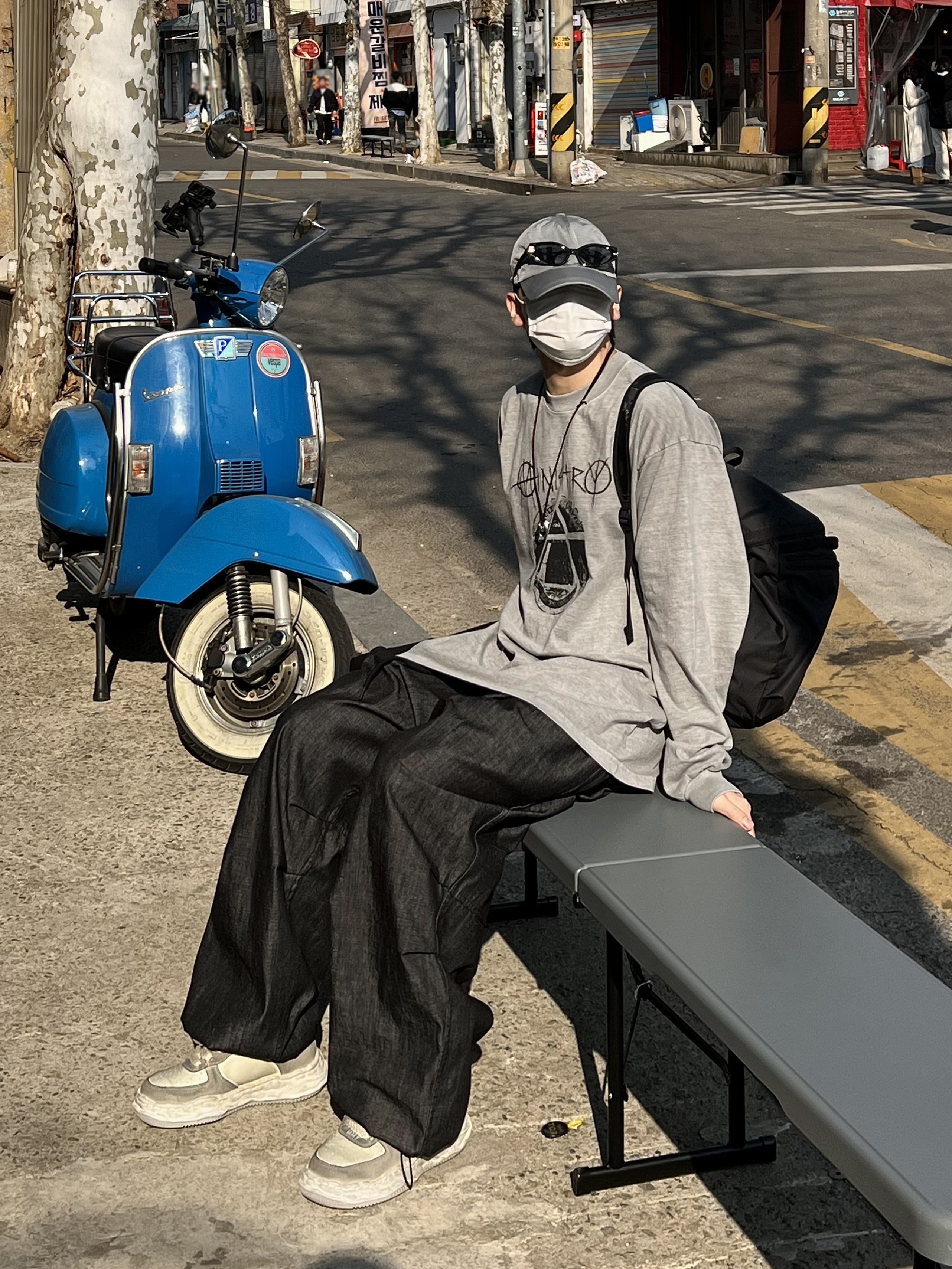 Maison Mihara Yasuhiro Wayne OG Sole Distressed Leather Low-top Sneaker White, Arc'teryx Heliad 15 Backpack Black 착용 스타일 - 3