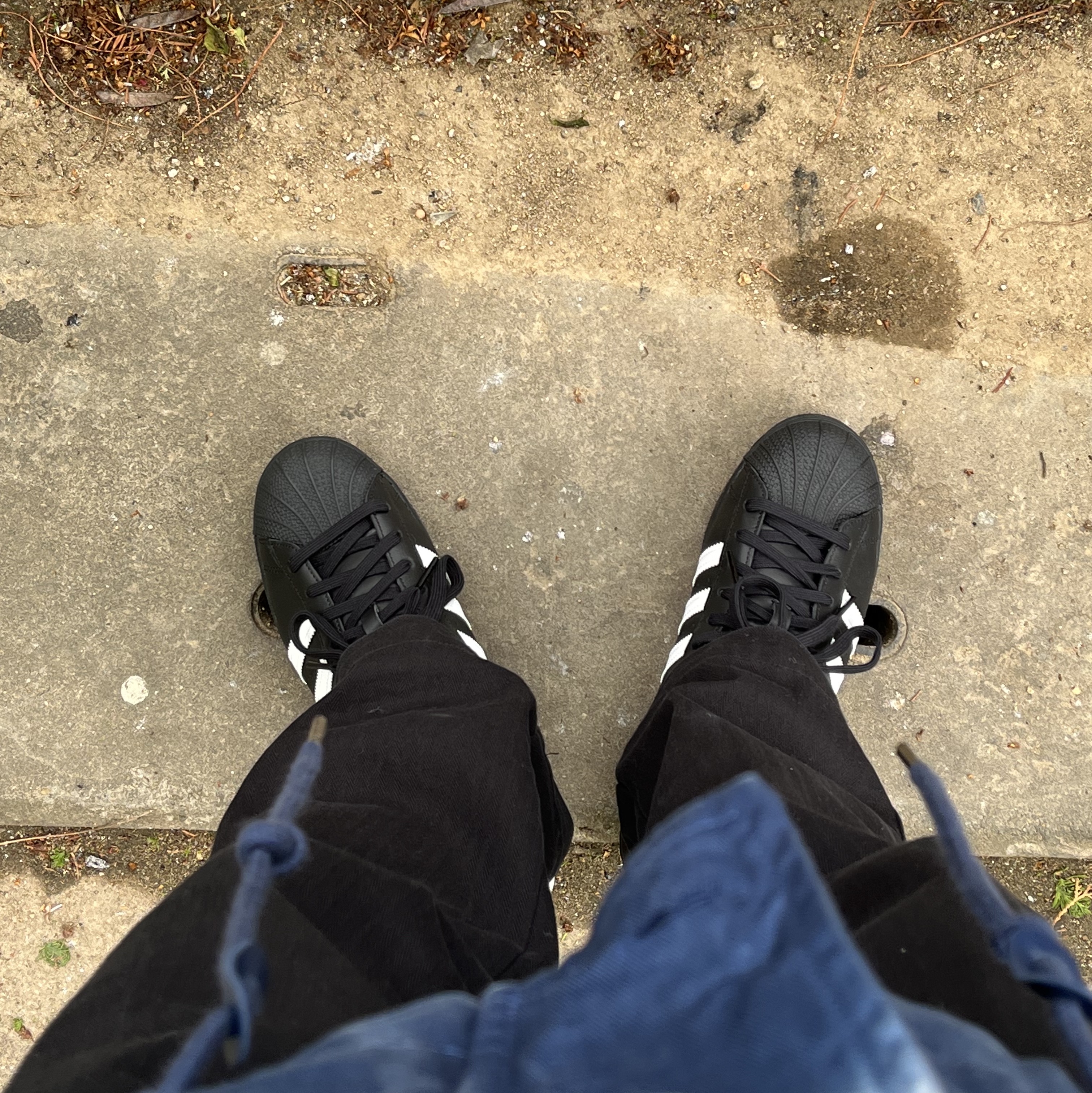 Adidas Superstar Core Black White 착용 스타일 - 1