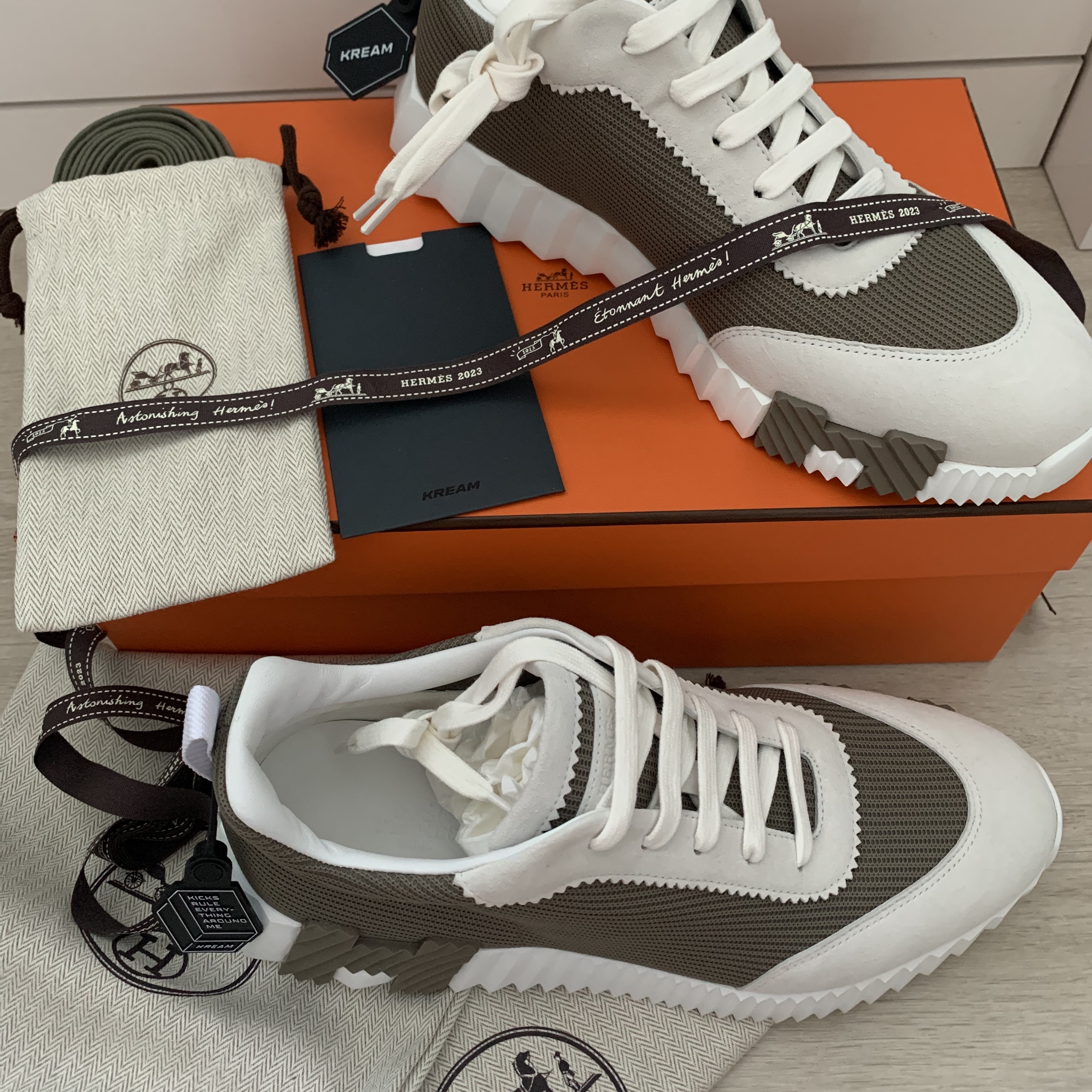 Hermes Bouncing Sneakers Mesh Suede Goatskin & Beige Blanc 착용 스타일