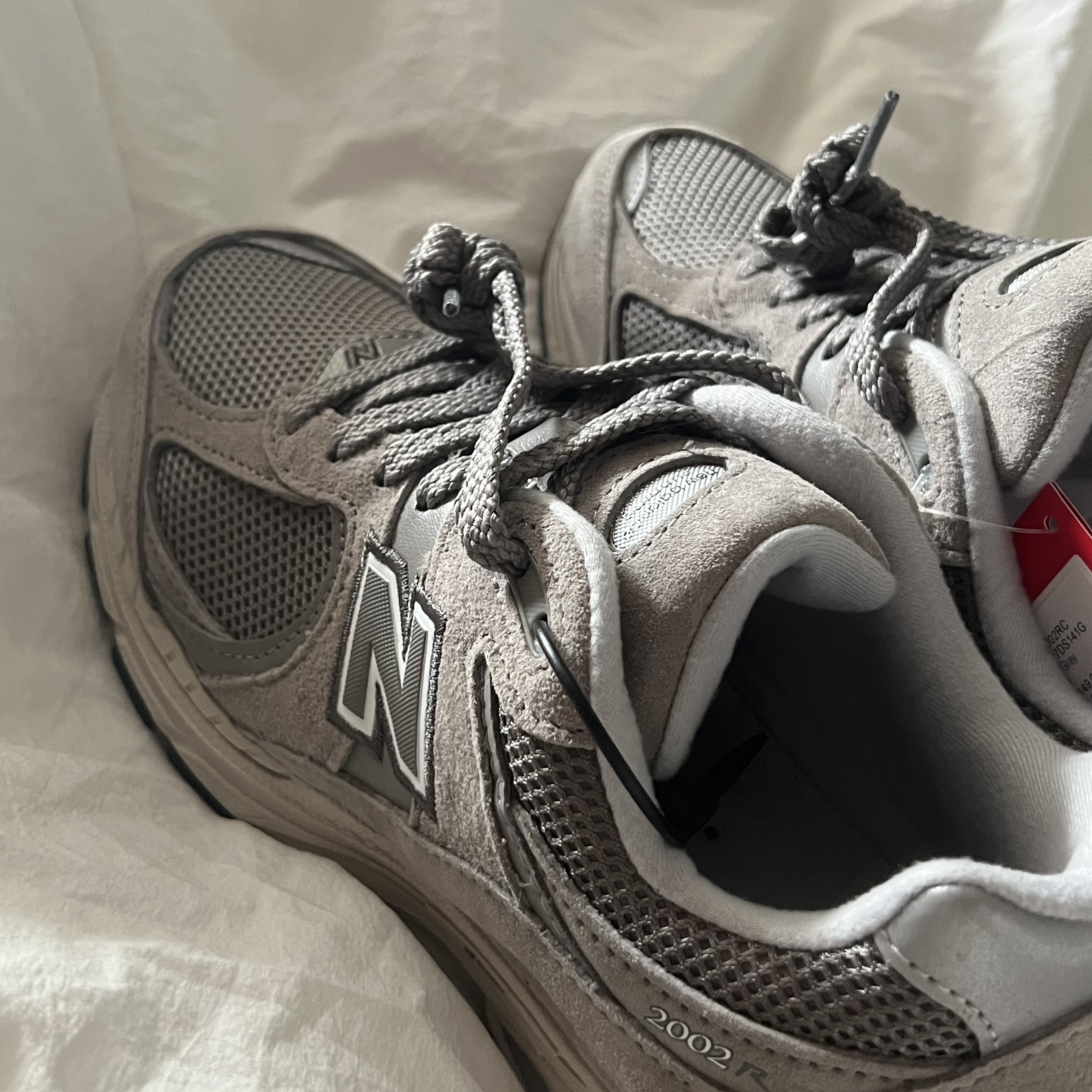 New Balance 2002R Grey 착용 스타일 - 3