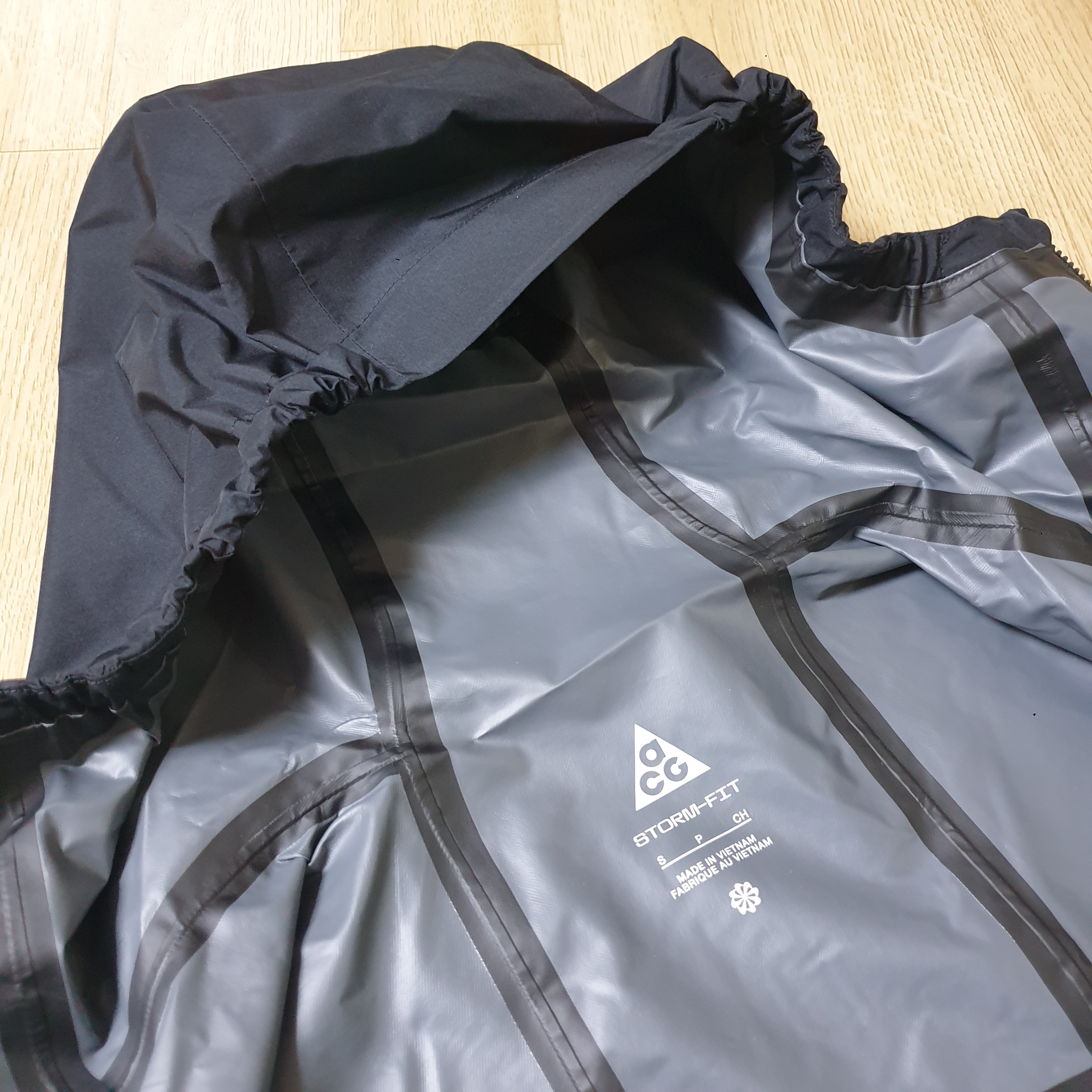 (W) Nike ACG Storm-Fit ADV Chain of Craters Jacket Orange Black Blue - Asia, (W) Nike ACG Storm-Fit Cascade Rains Full Zip Jacket Black - Asia 착용 스타일 - 3