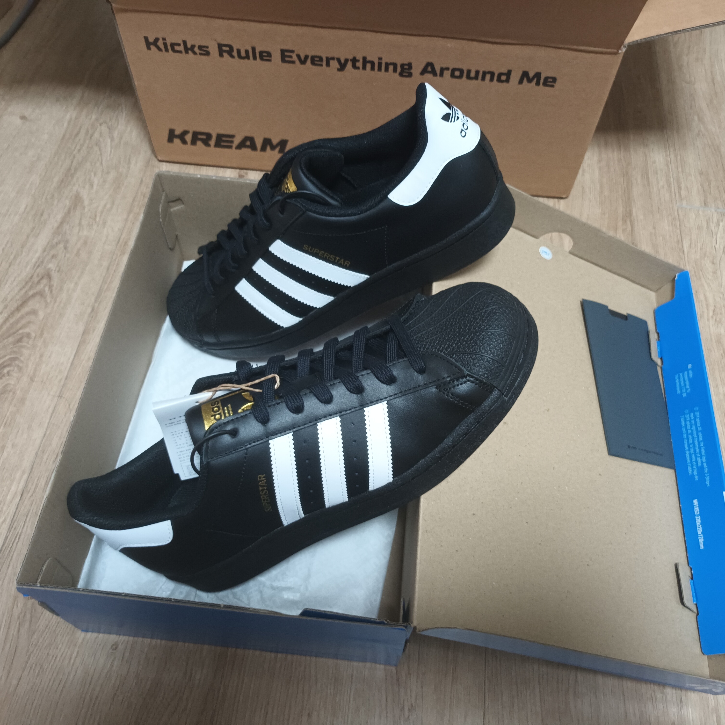 Adidas Superstar Core Black White 착용 스타일 - 3