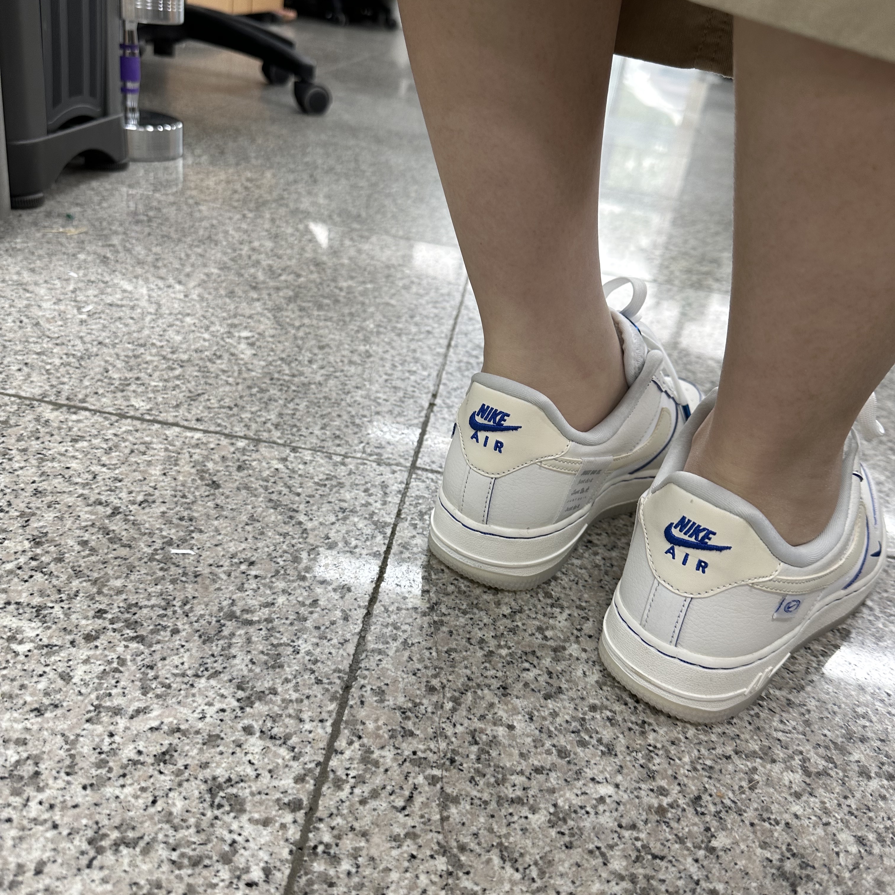 (W) Nike Air Force 1 '07 LX Game Royal Sail 착용 스타일 - 4