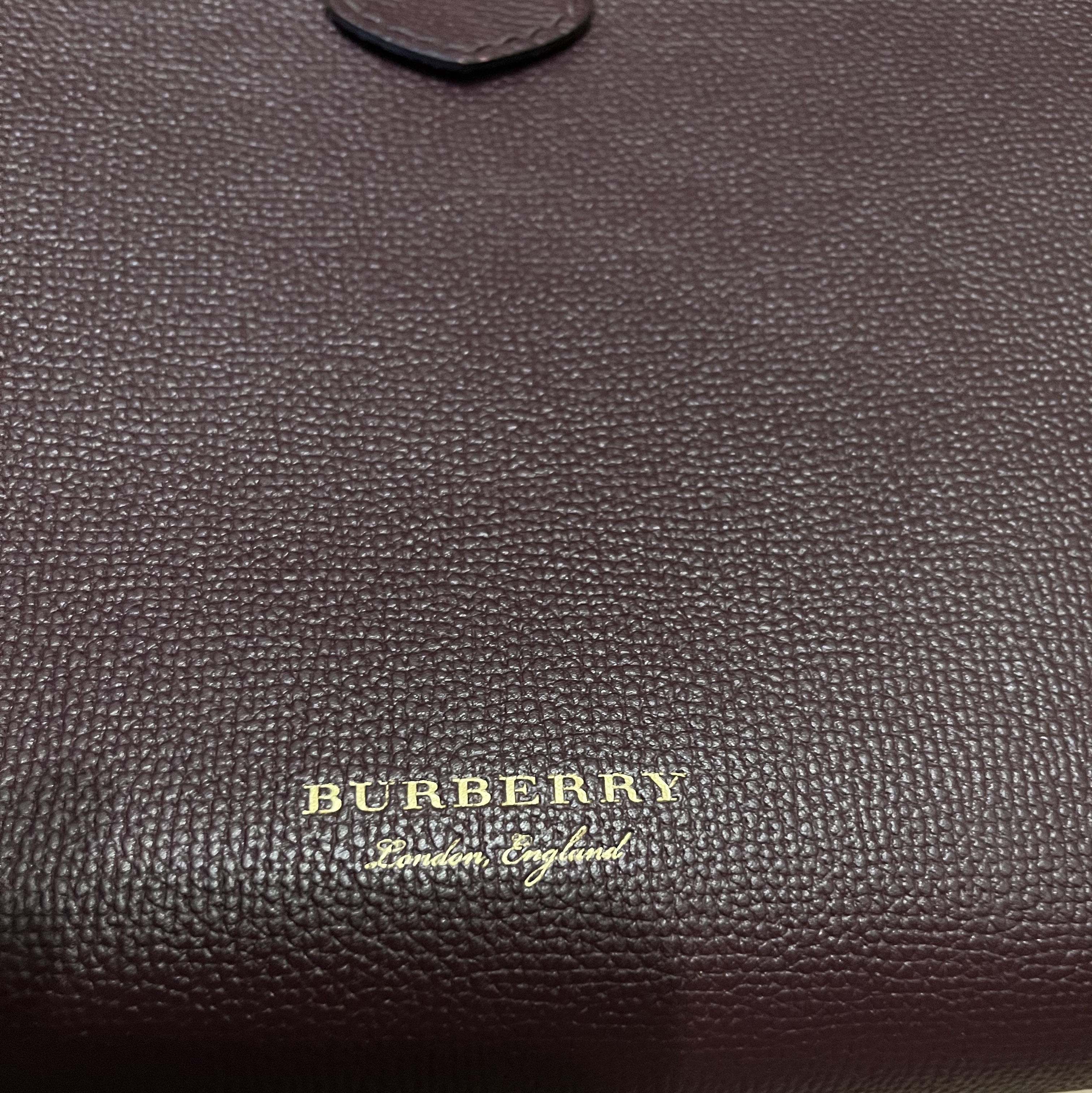 Burberry House Check Small Camberley Tote Bag Dark Sand 착용 스타일 - 1