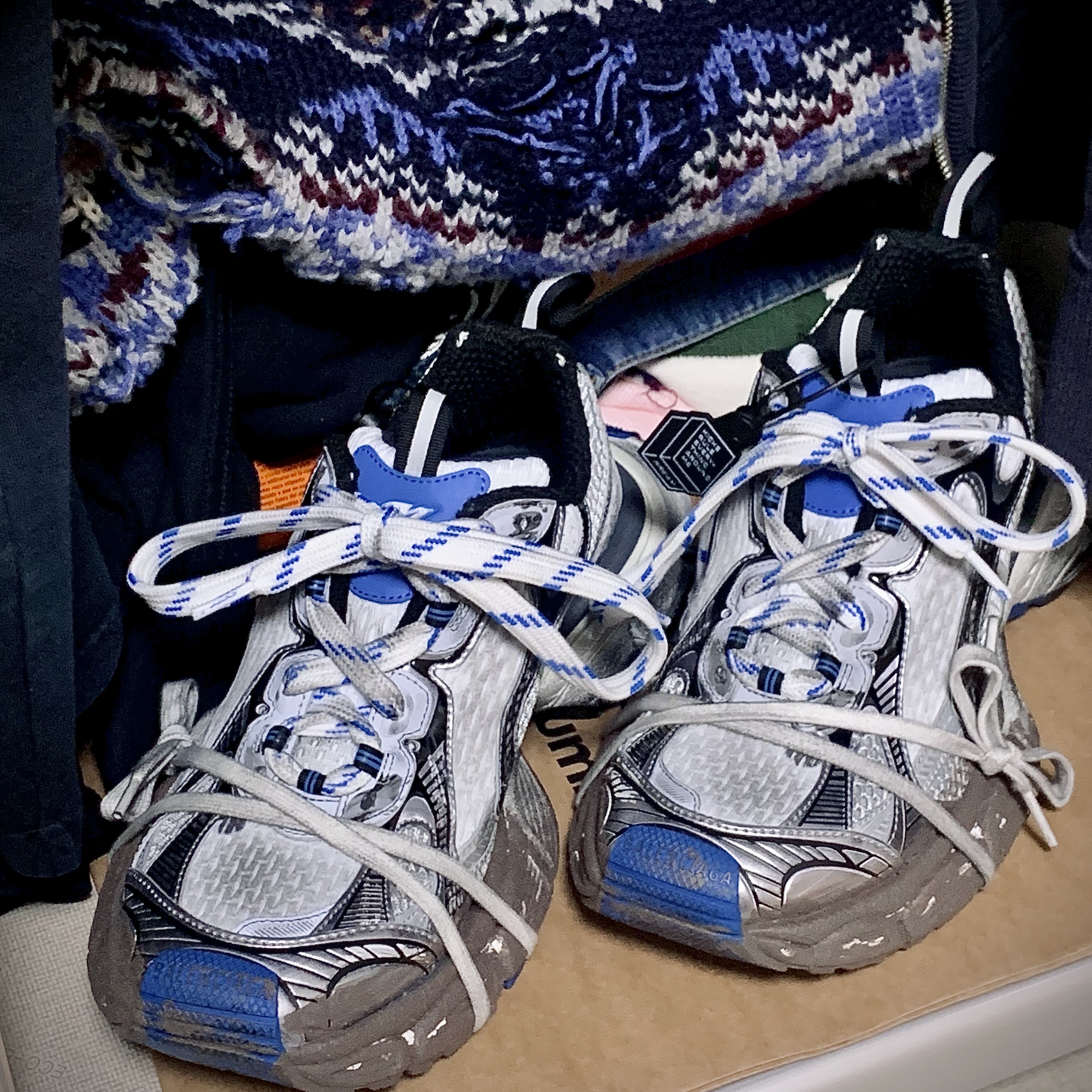 Balenciaga 3XL Sneakers Worn Out Grey White Blue 착용 스타일 - 1