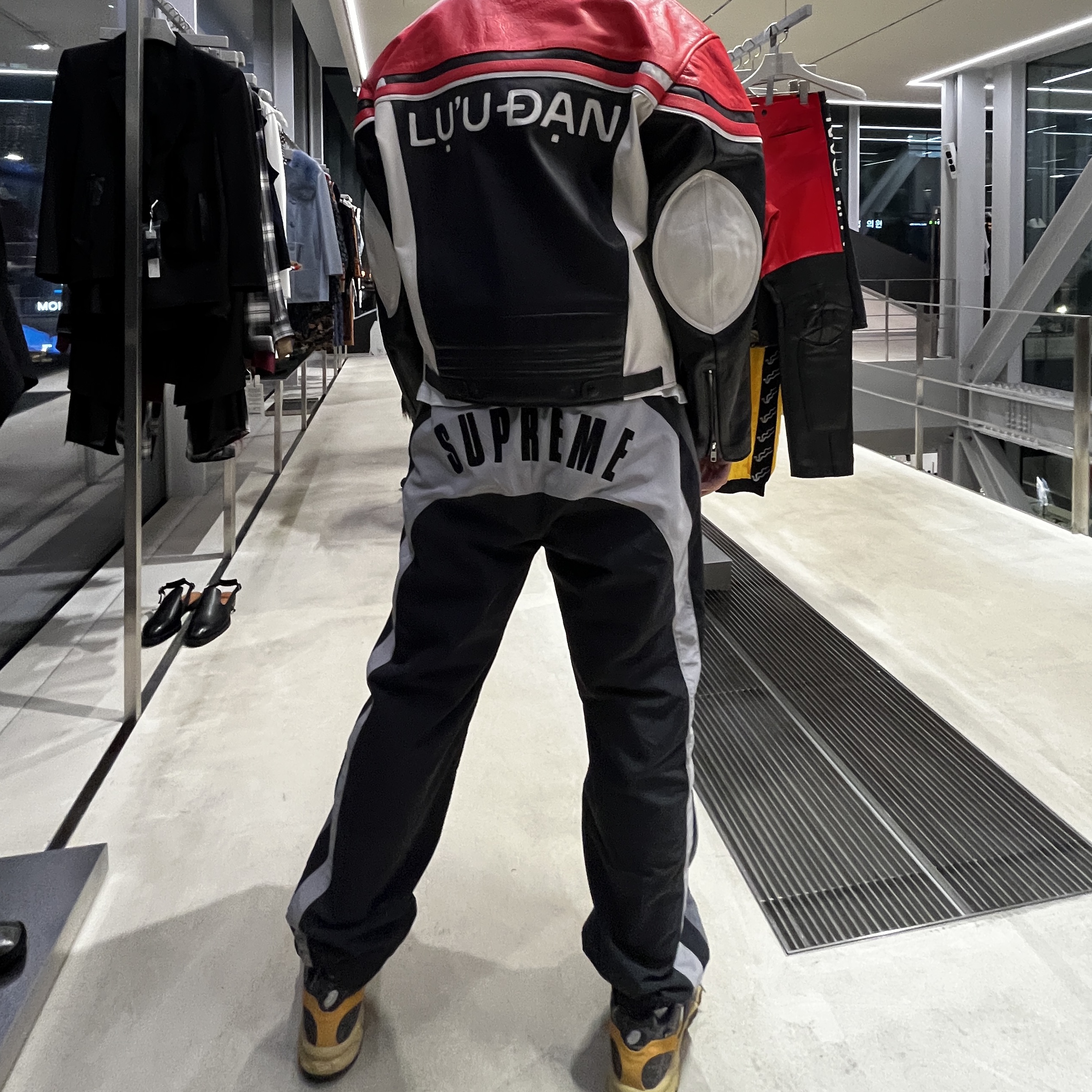 Supreme x Umbro Track Pants Black - 23SS, Asics x Atmos x Grip Swany Gel-Sonoma 15-50 Gore-Tex Yellow 착용 스타일 - 2