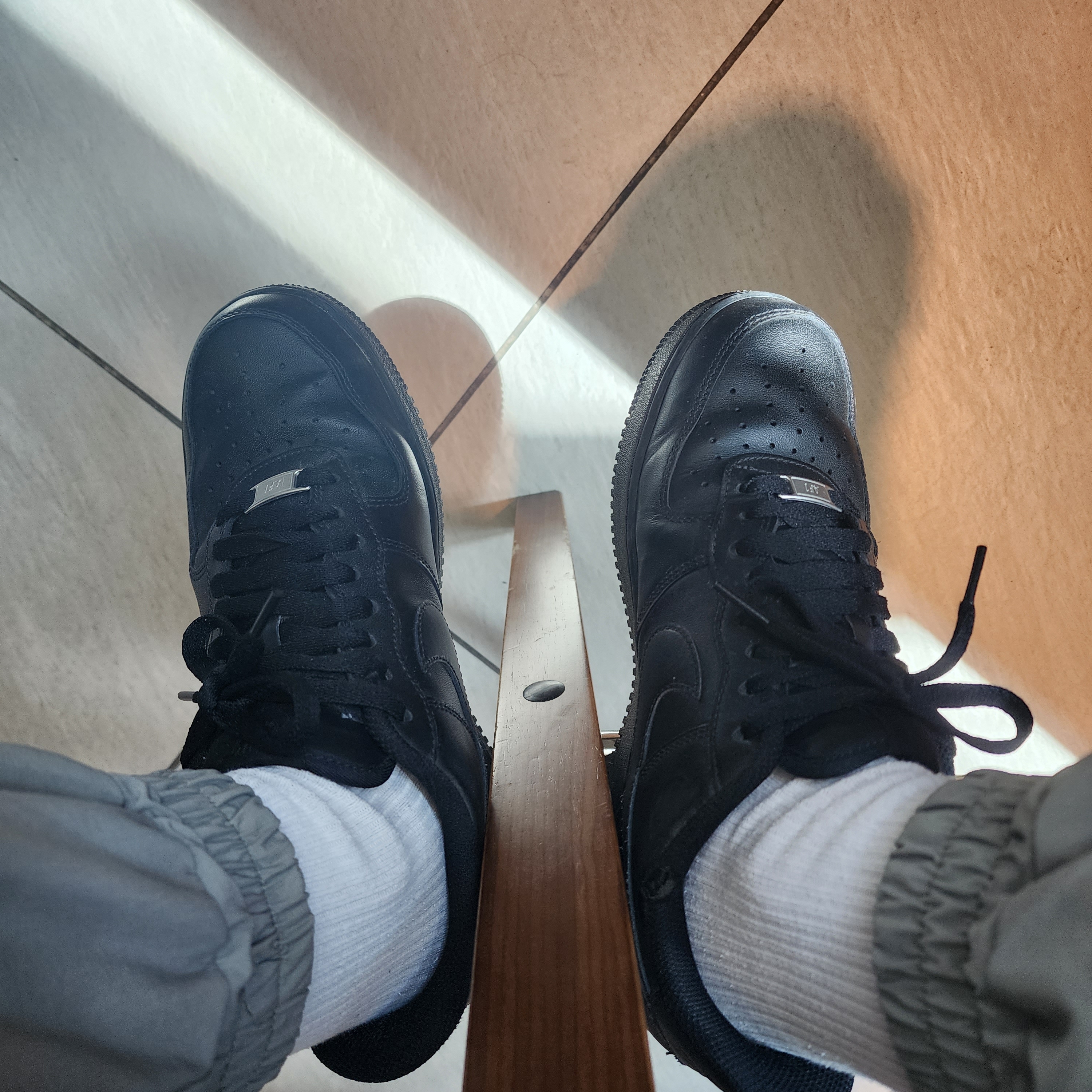 Nike Air Force 1 '07 Low Triple Black 착용 스타일