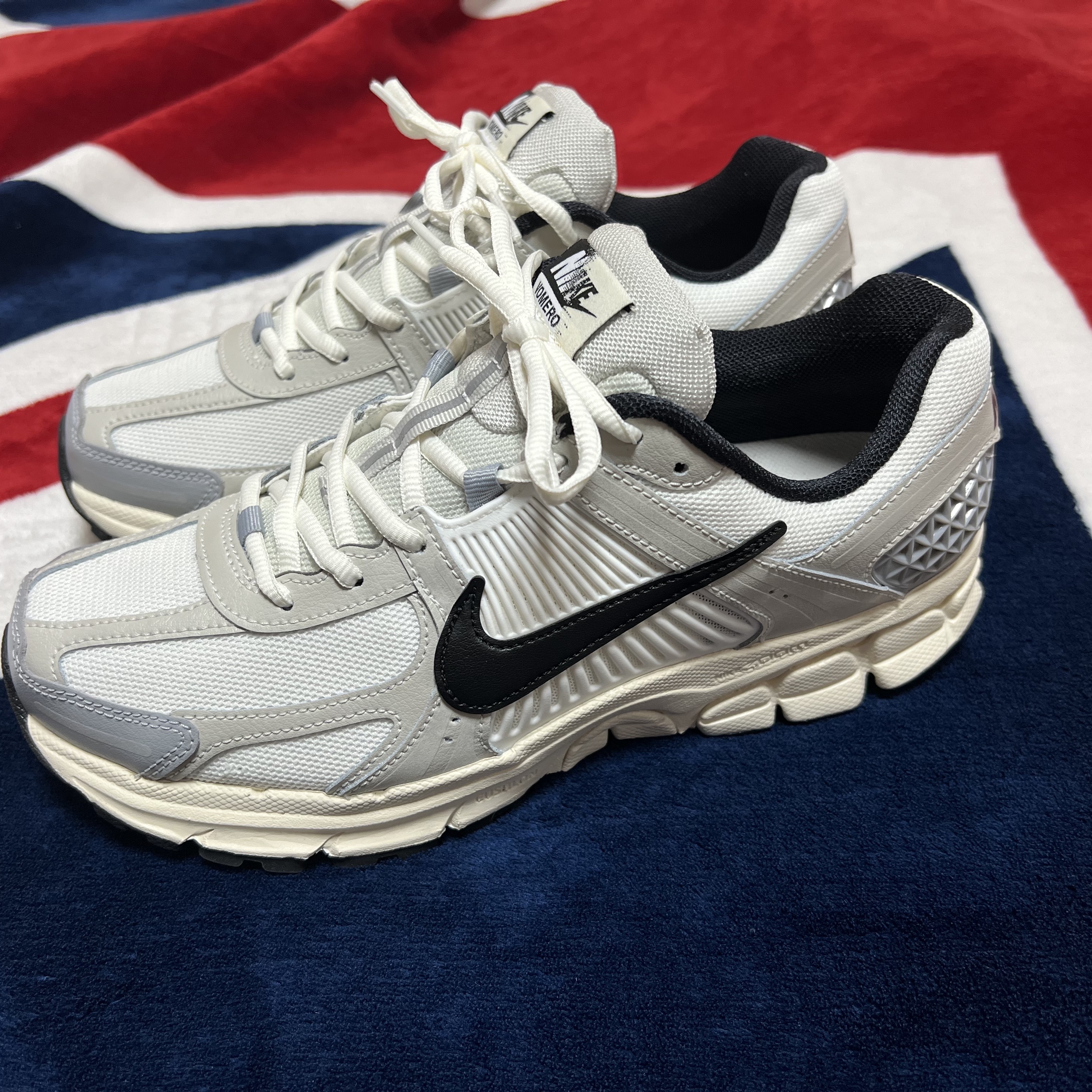 (W) Nike Zoom Vomero 5 Wolf Grey and Black 착용 스타일 - 1