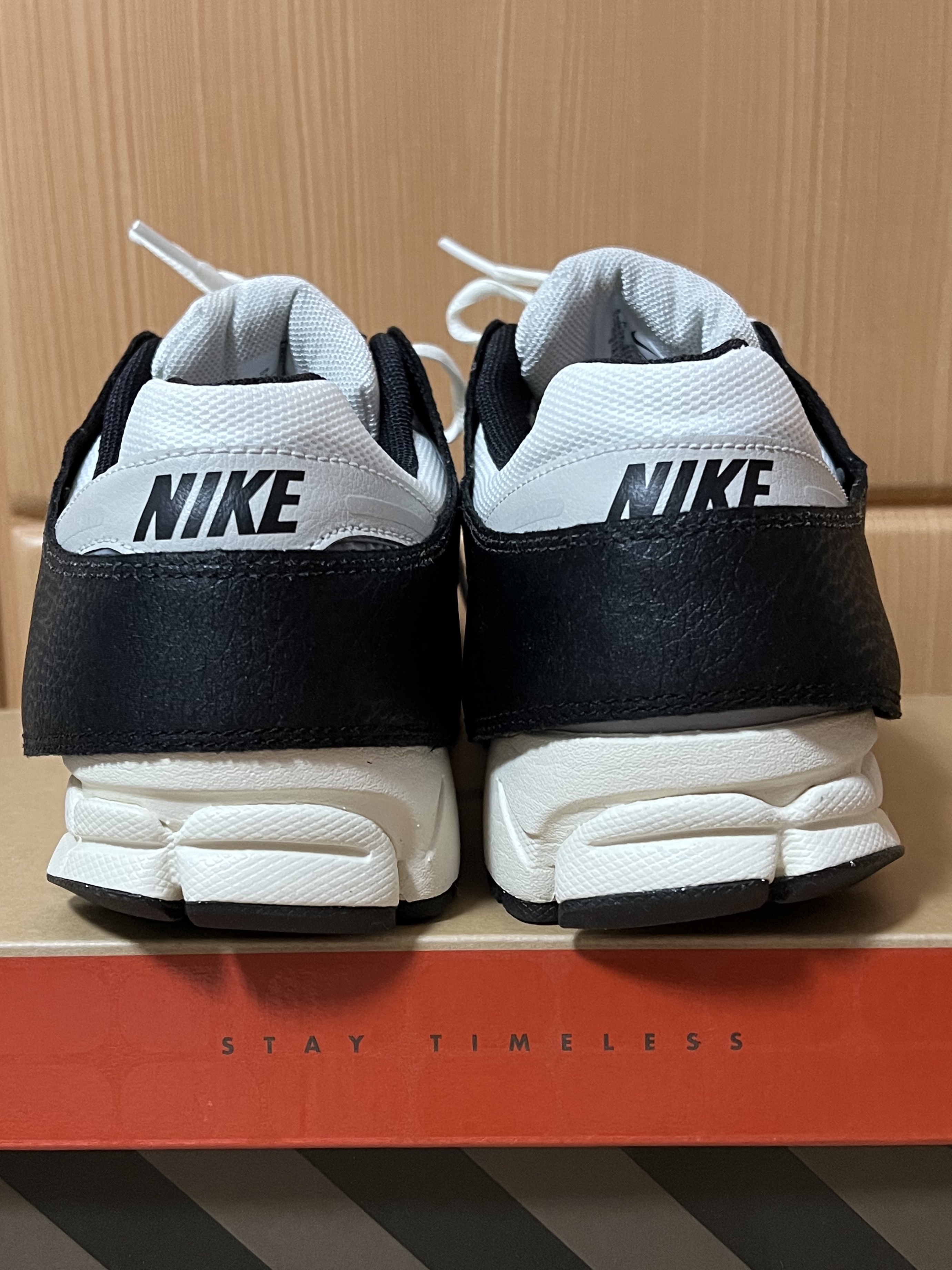 (W) Nike Zoom Vomero 5 Wolf Grey and Black 착용 스타일 - 3