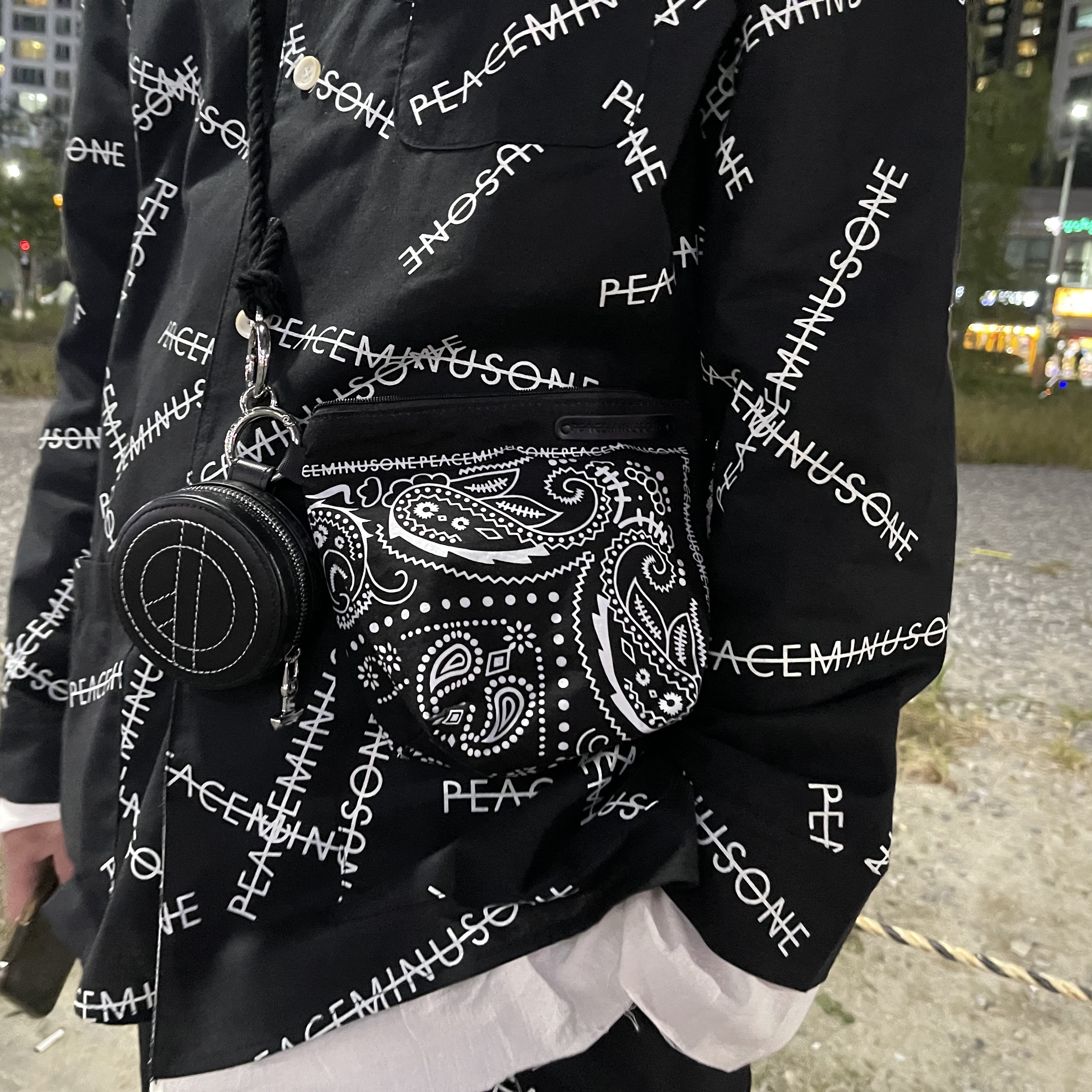 Nike x Peaceminusone Air Force 1 Low Para-Noise, Peaceminusone Leather Pouch #1 Black 착용 스타일 - 2